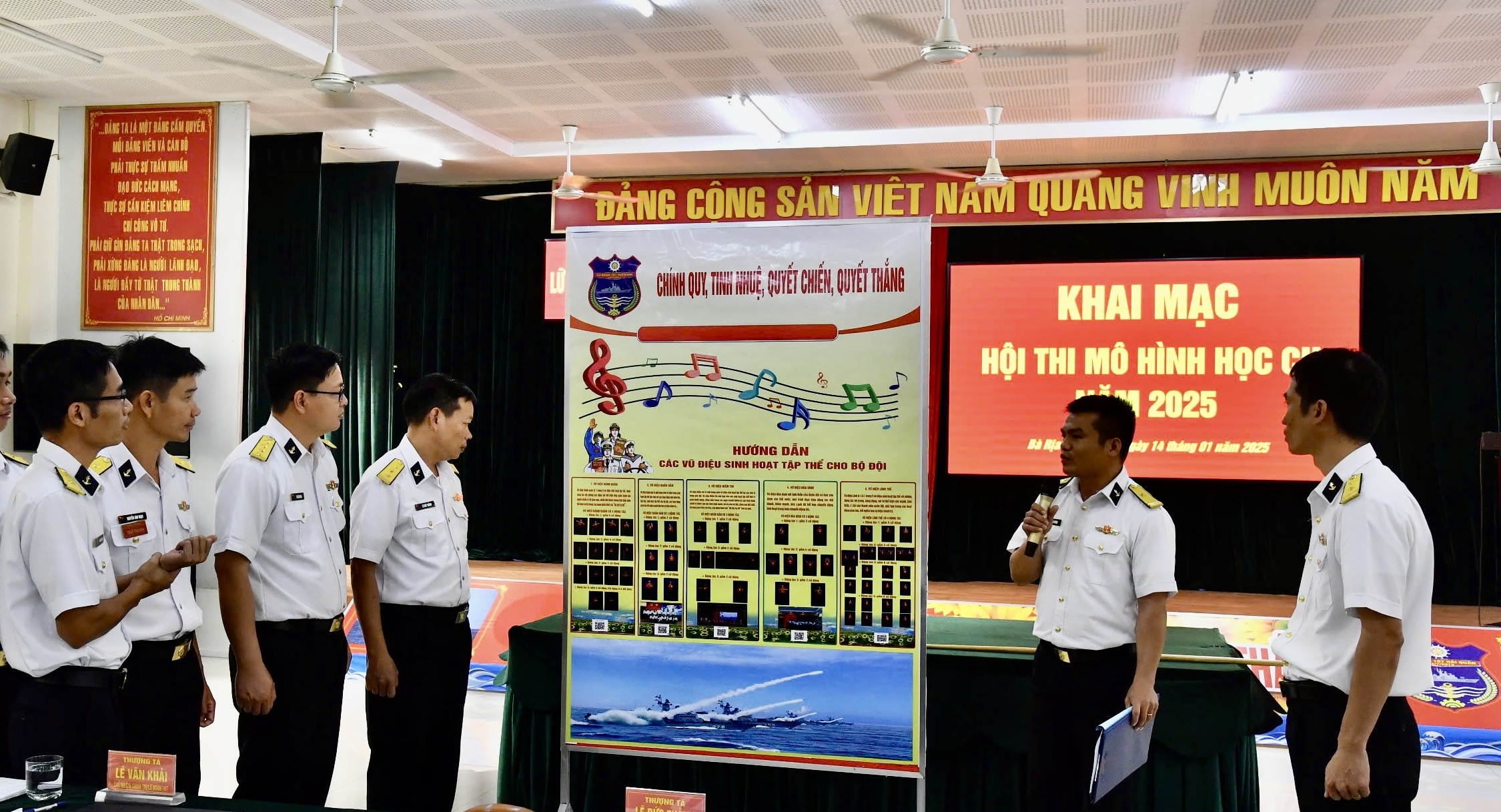 Cán bộ, chiến sĩ Lữ đoàn 167 Vùng 2 thuyết minh sáng kiến tại hội thi mô hình học cụ năm 2025.
