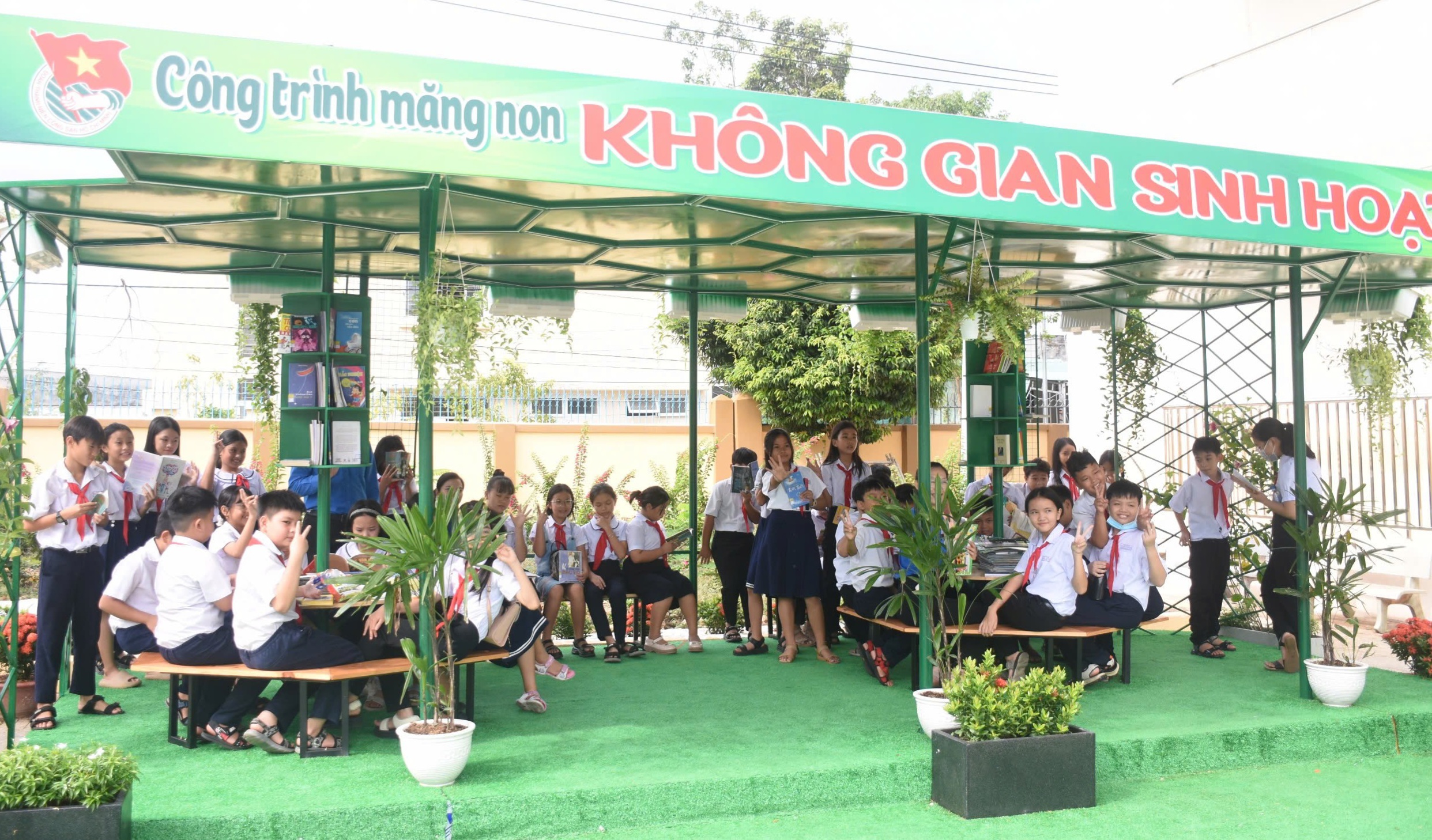 Học sinh, đội viên Trường TH Nghĩa Thành  đọc sách và vui chơi tại “Không gian sinh hoạt Đội” vừa được bàn giao.
