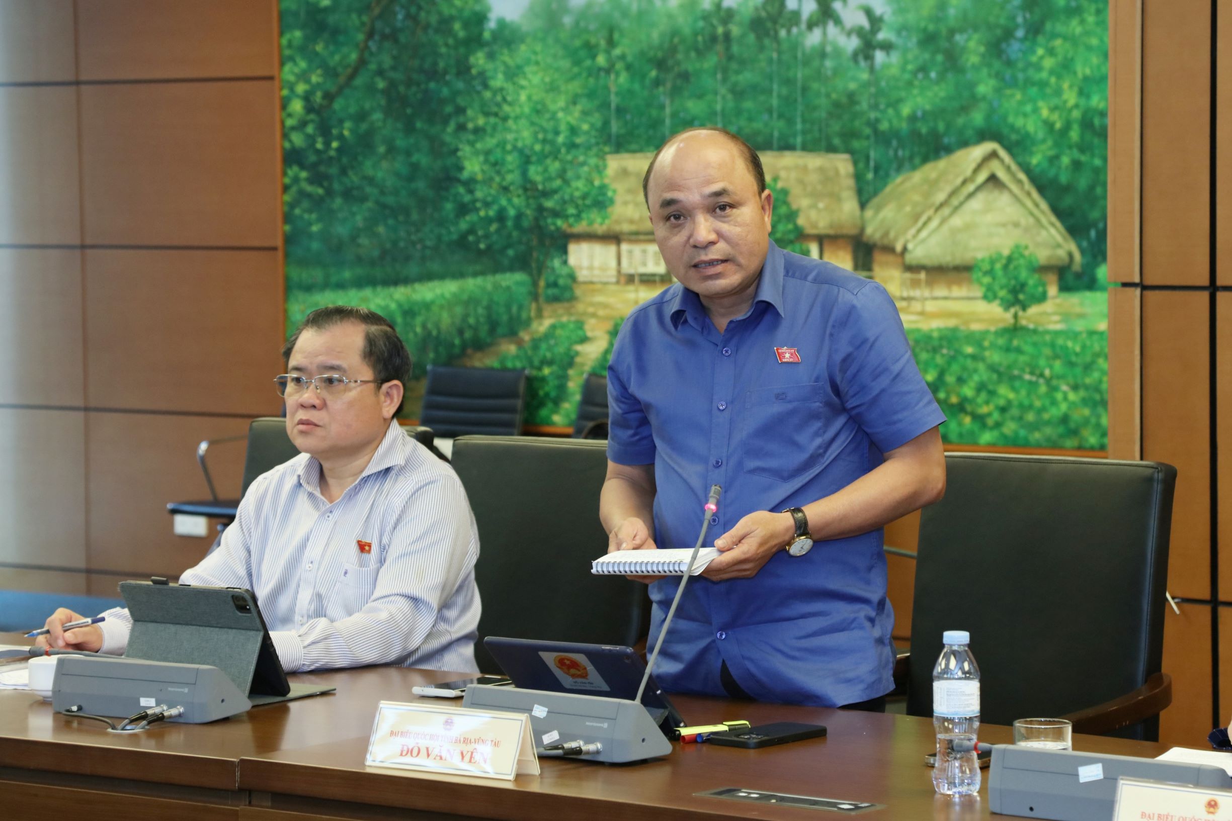 Đại biểu Đỗ Văn Yên, Phó Chính ủy Quân chủng Hải quân Việt Nam phát biểu tại phiên thảo luận Tổ.