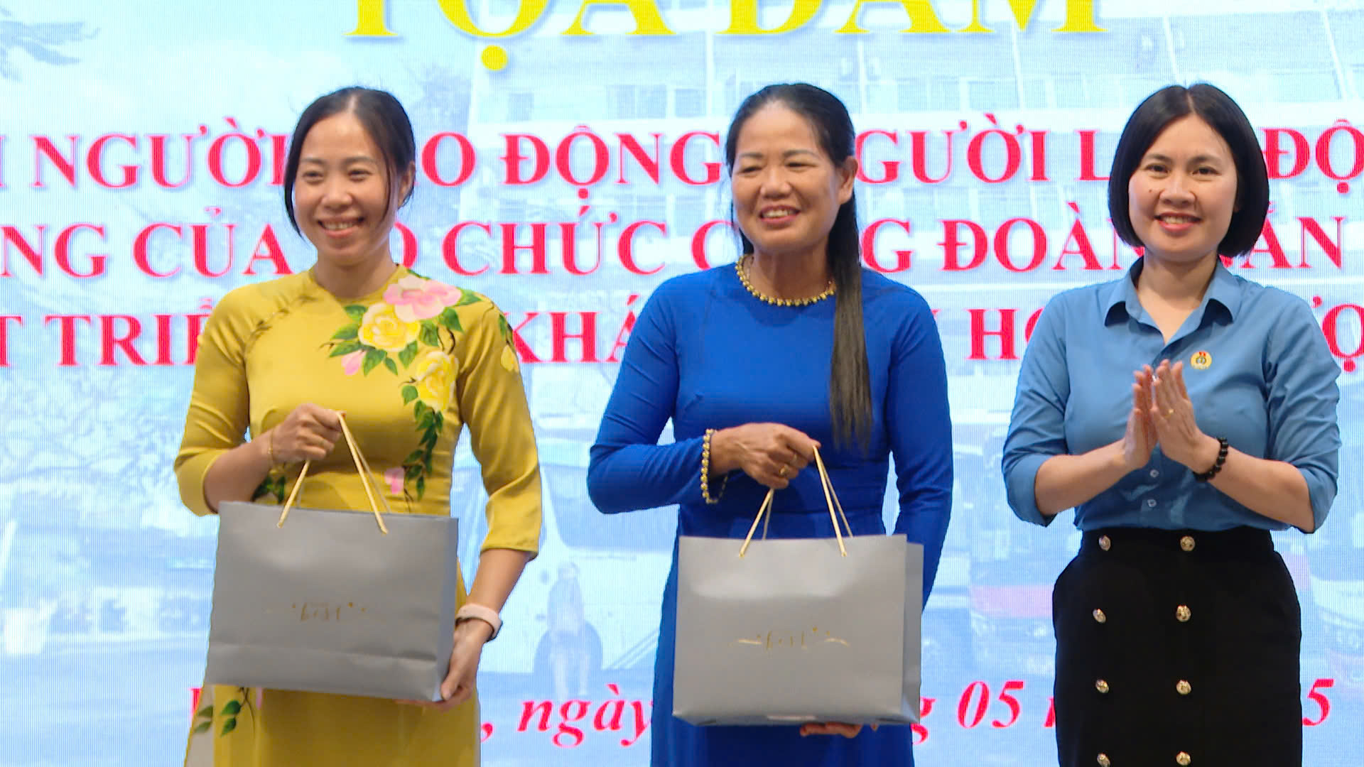  Công đoàn Giáo dục Việt Nam trao tặng 2 suất học bổng nhằm động viên tinh thần cho NLĐ Khách sạn Hoa Phượng Đỏ.