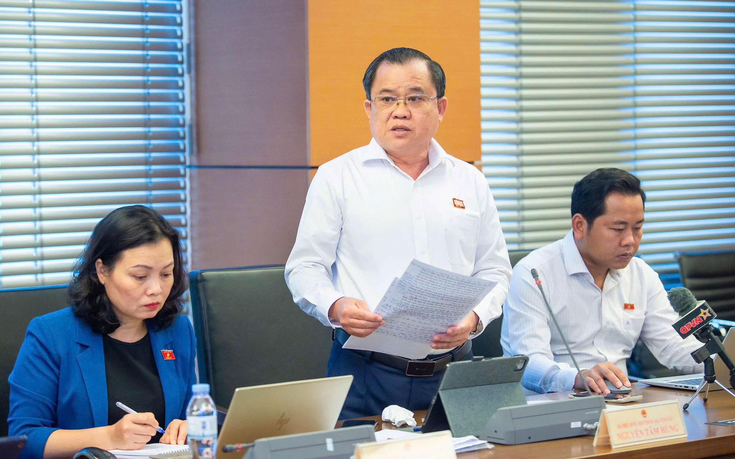 Đại biểu Nguyễn Tâm Hùng, Đại tá, Ủy viên Ủy ban Quốc phòng, An ninh và Đối ngoại: “Tăng cường kỷ luật, nâng cao hiệu quả tổ chức thực thi và bảo đảm tính nghiêm minh trong điều hành công vụ”.