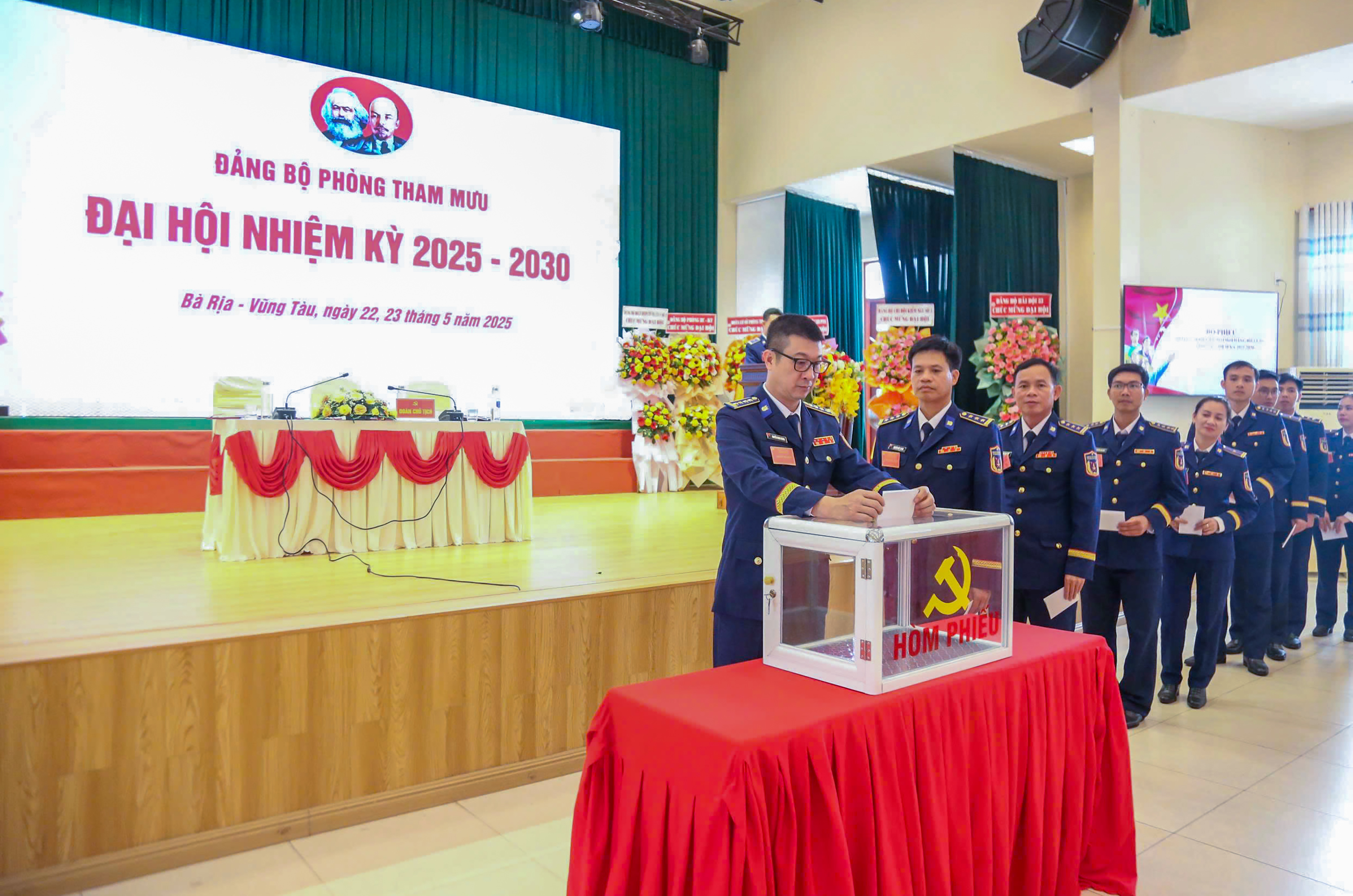Đại biểu tiến hành bỏ phiếu bầu cử tại Đại hội.