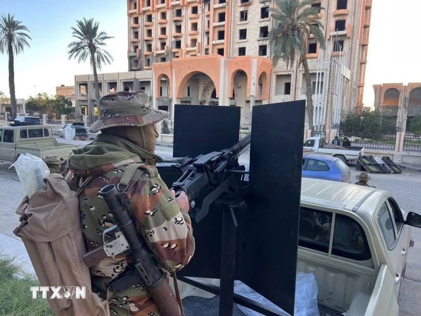 Binh sĩ gác trên đường phố tại Zawiya, Libya.