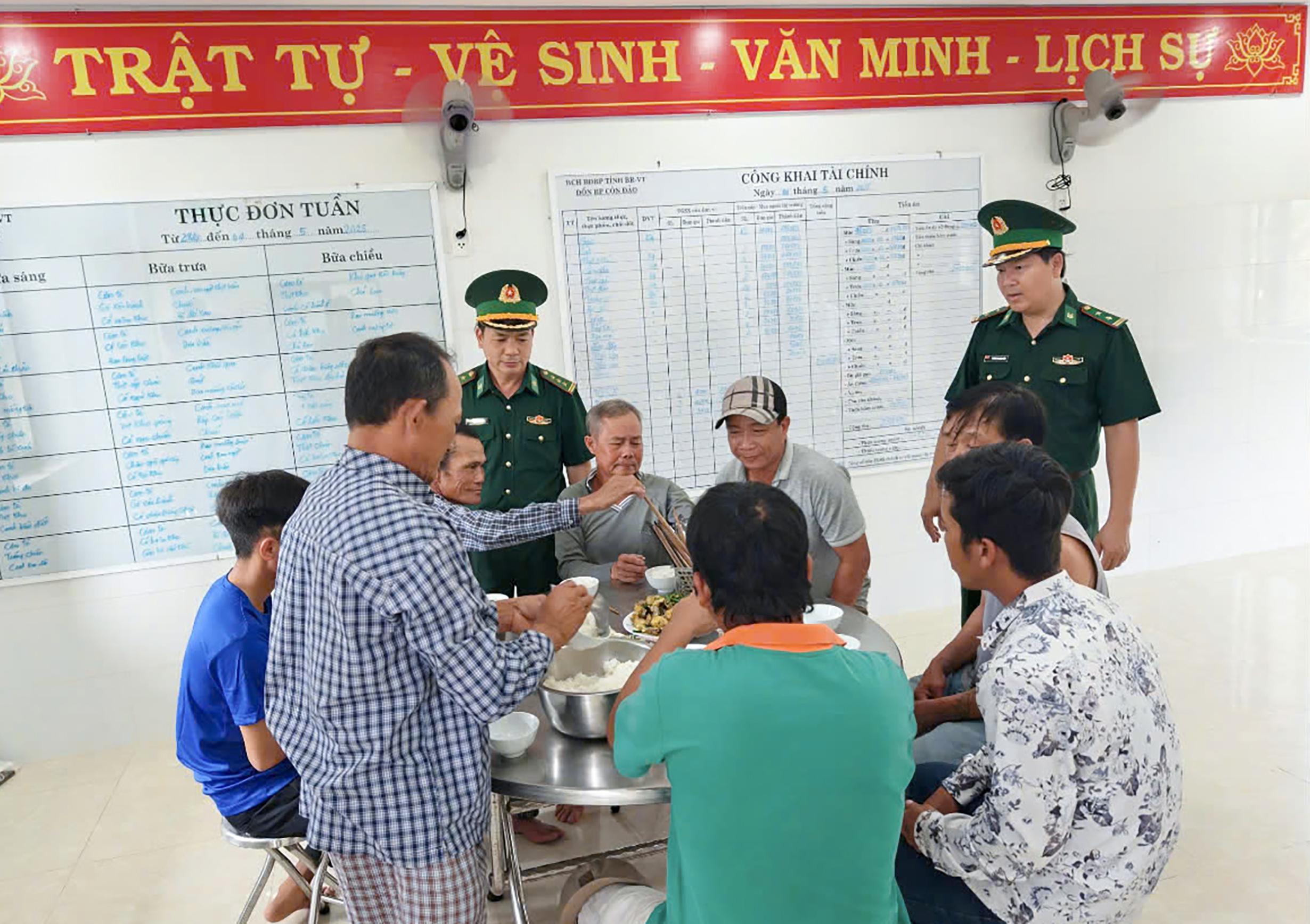 Cán bộ Đồn Biên phòng Côn Đảo tiếp nhận, chăm sóc sức khỏe ngư dân của tàu cá BV 97879 TS bị nạn vào đầu tháng 5.