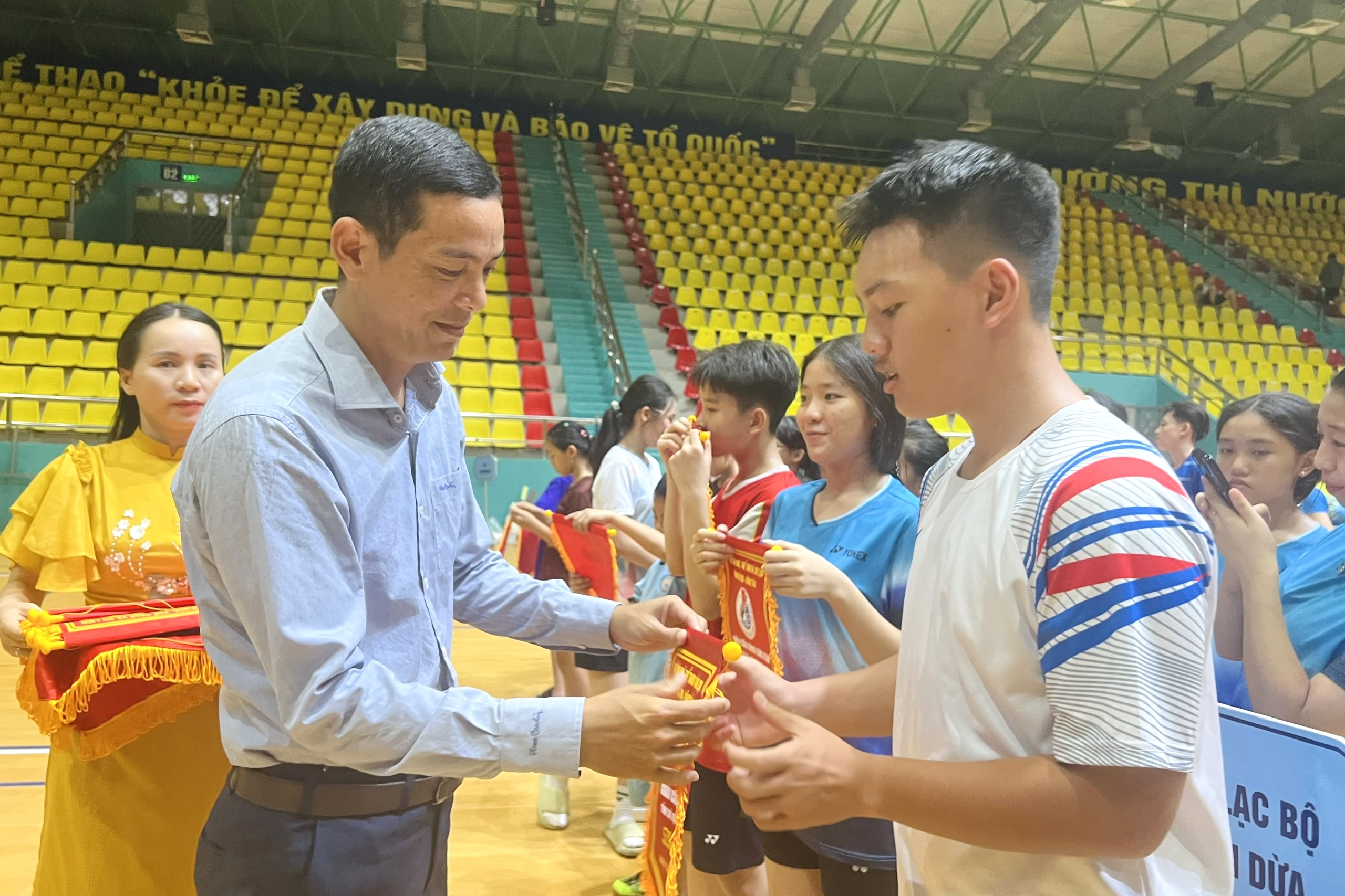 Ban tổ chức trao cờ lưu niệm cho các đơn vị tham dự.