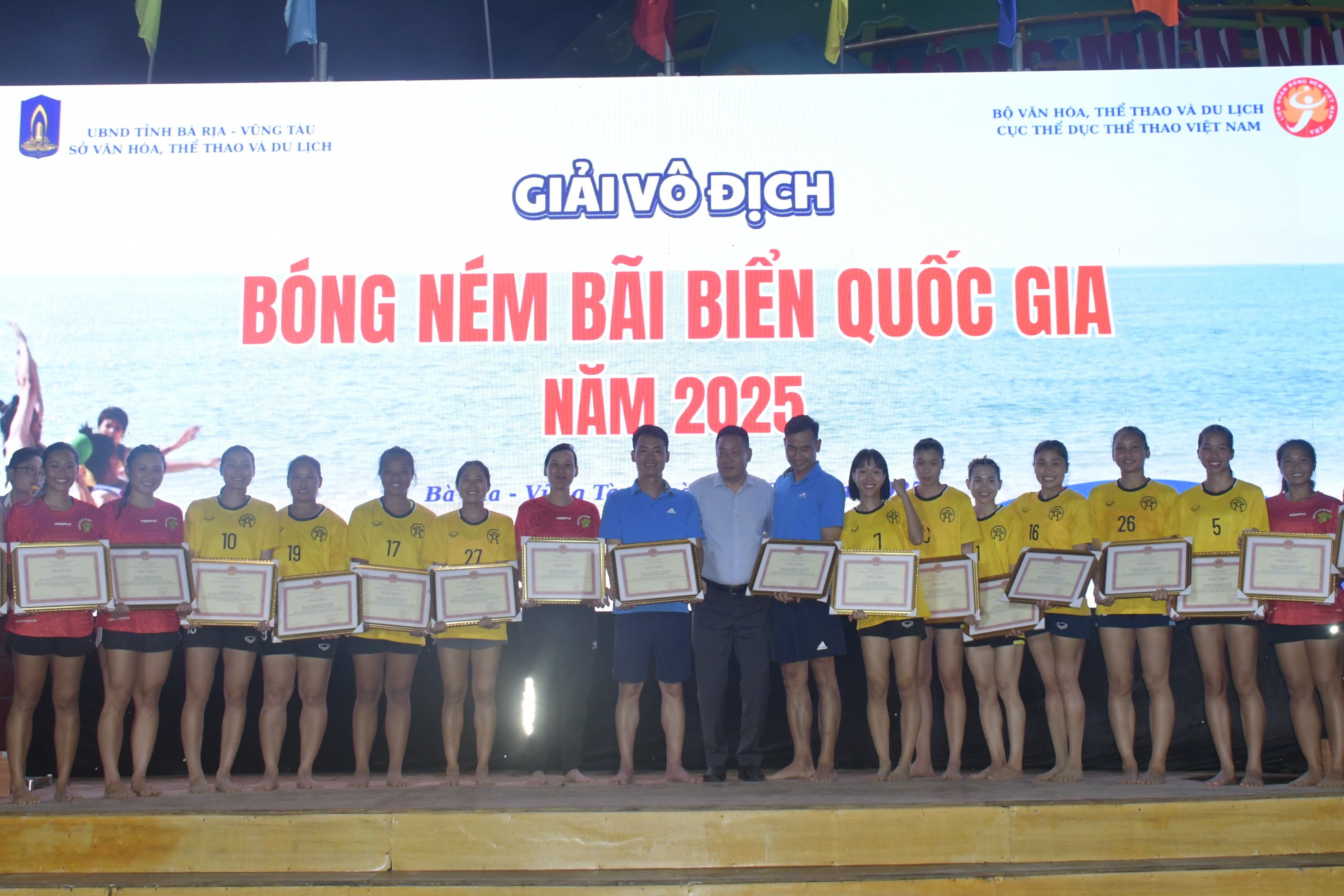 Dịp này, các VĐV, HLV nam, nữ đội tuyển bóng ném quốc gia đạt thành tích cao tại Giải vô địch châu Á 2025 tại Muscat, Oman cũng đã được khen thưởng.
