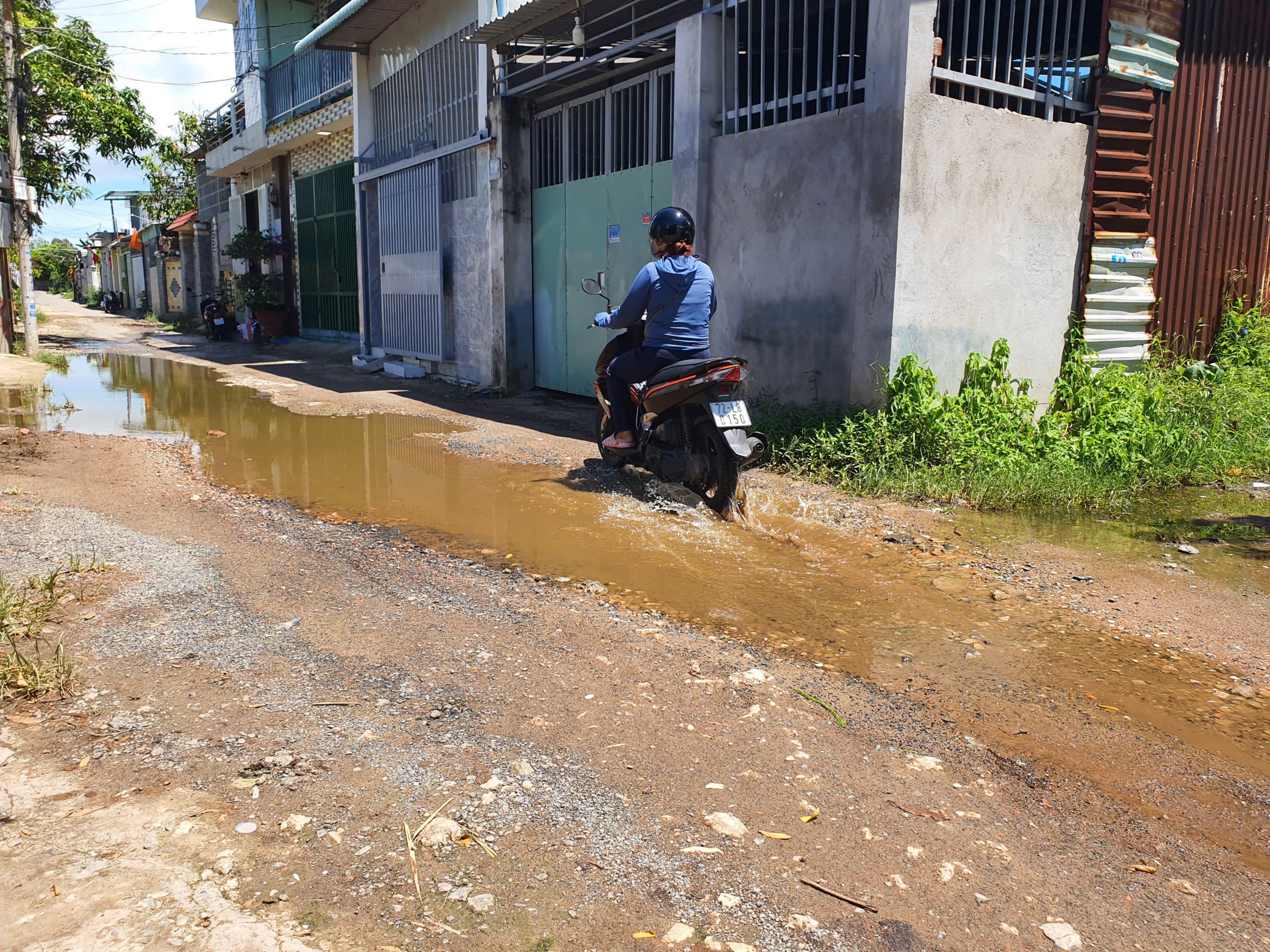 Đường xuống cấp, đọng nước tại hẻm 22 Chi Lăng sau cơn mưa vài ngày.