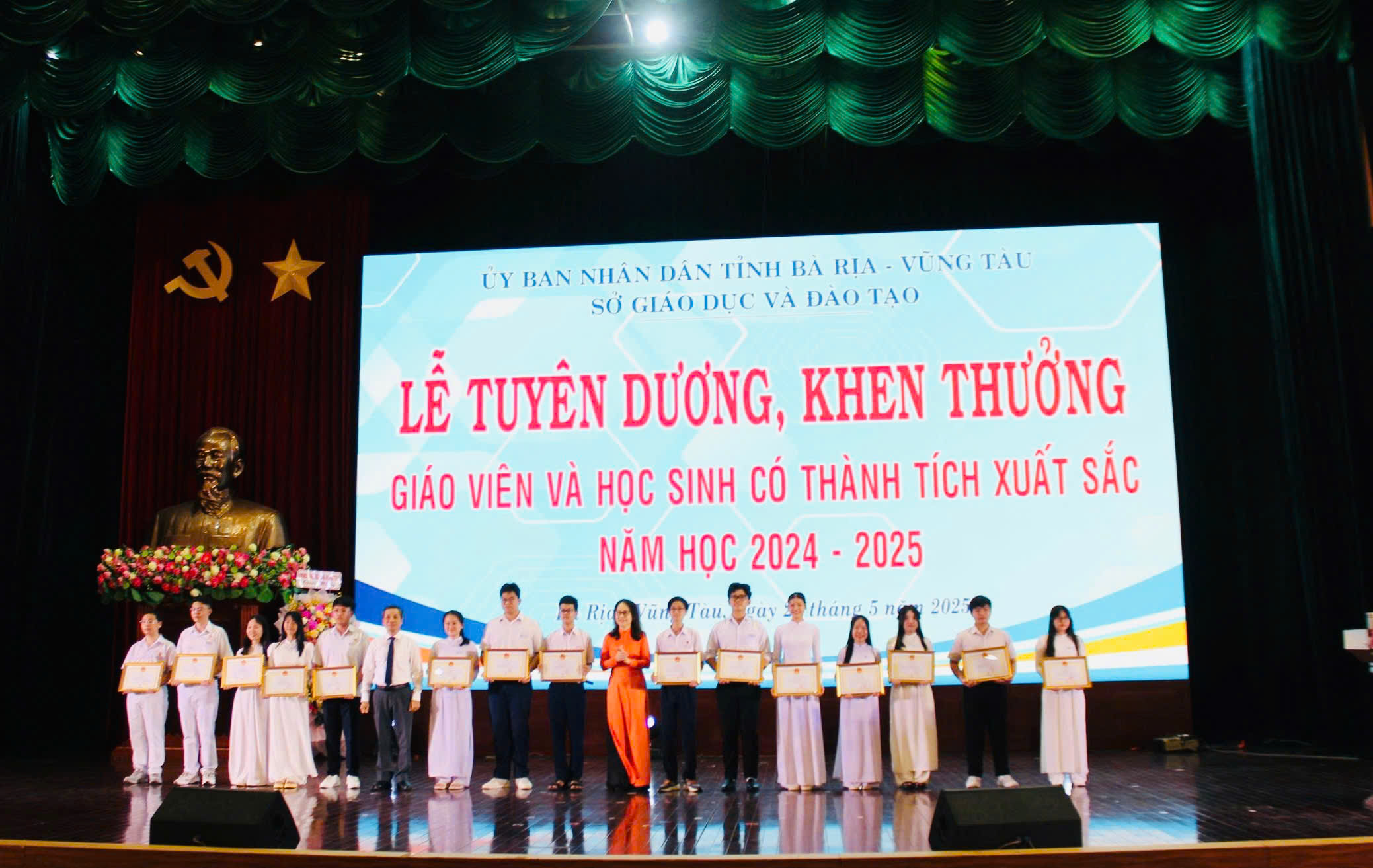 Chương trình nhằm biểu dương những nỗ lực không ngừng nghỉ của các thầy cô giáo và các em học sinh.
