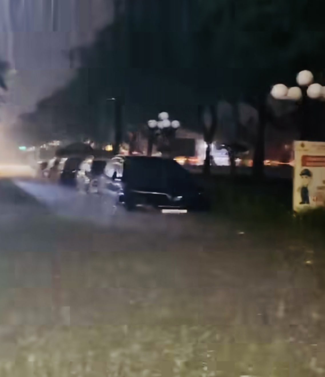 Mưa lớn gây ngập sâu khiến nhiều xe ô tô đậu gần chung cư nhà ở xã hội 18 tầng TP. Phú Mỹ bị ngập, nước tràn vào xe