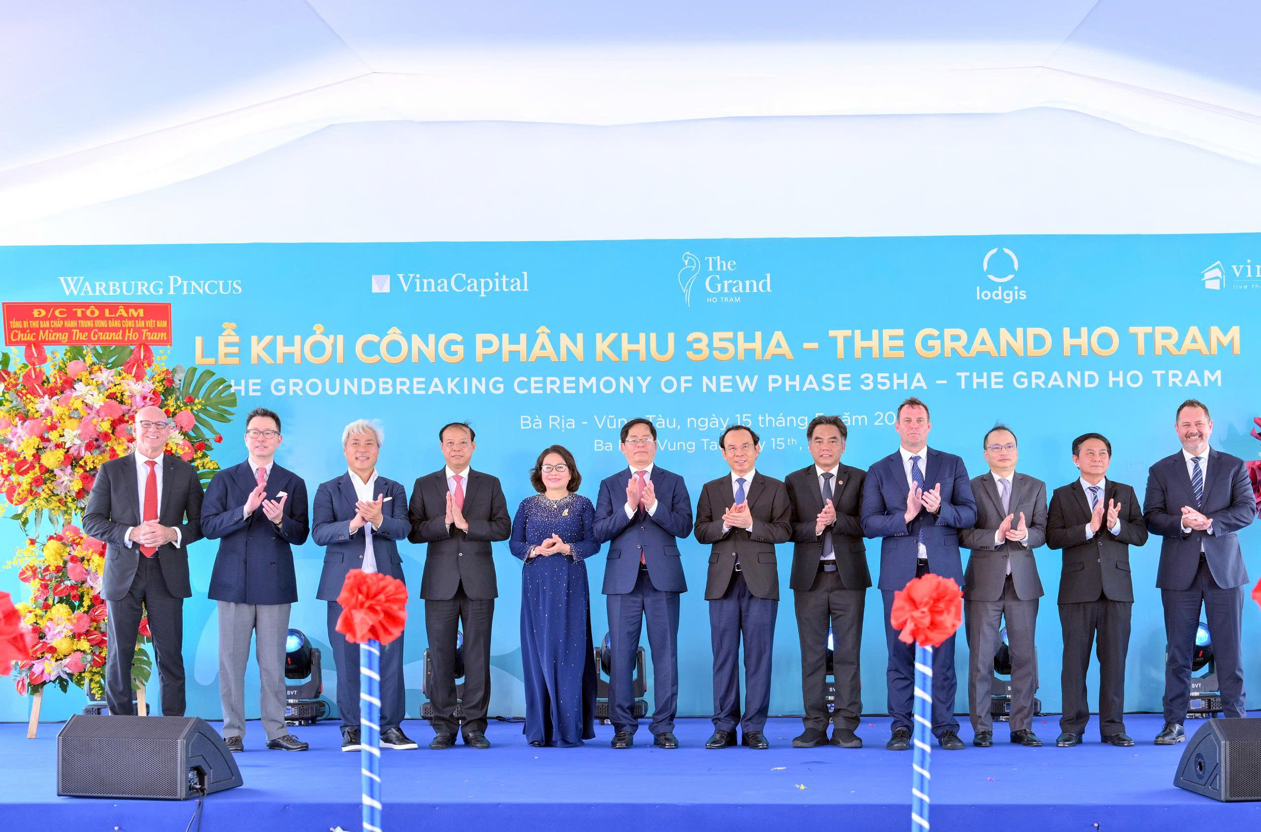 Các đại biểu chụp hình lưu niệm tại khởi công phân khu mới với diện tích 35ha của The Grand Ho Tram (huyện Xuyên Mộc).