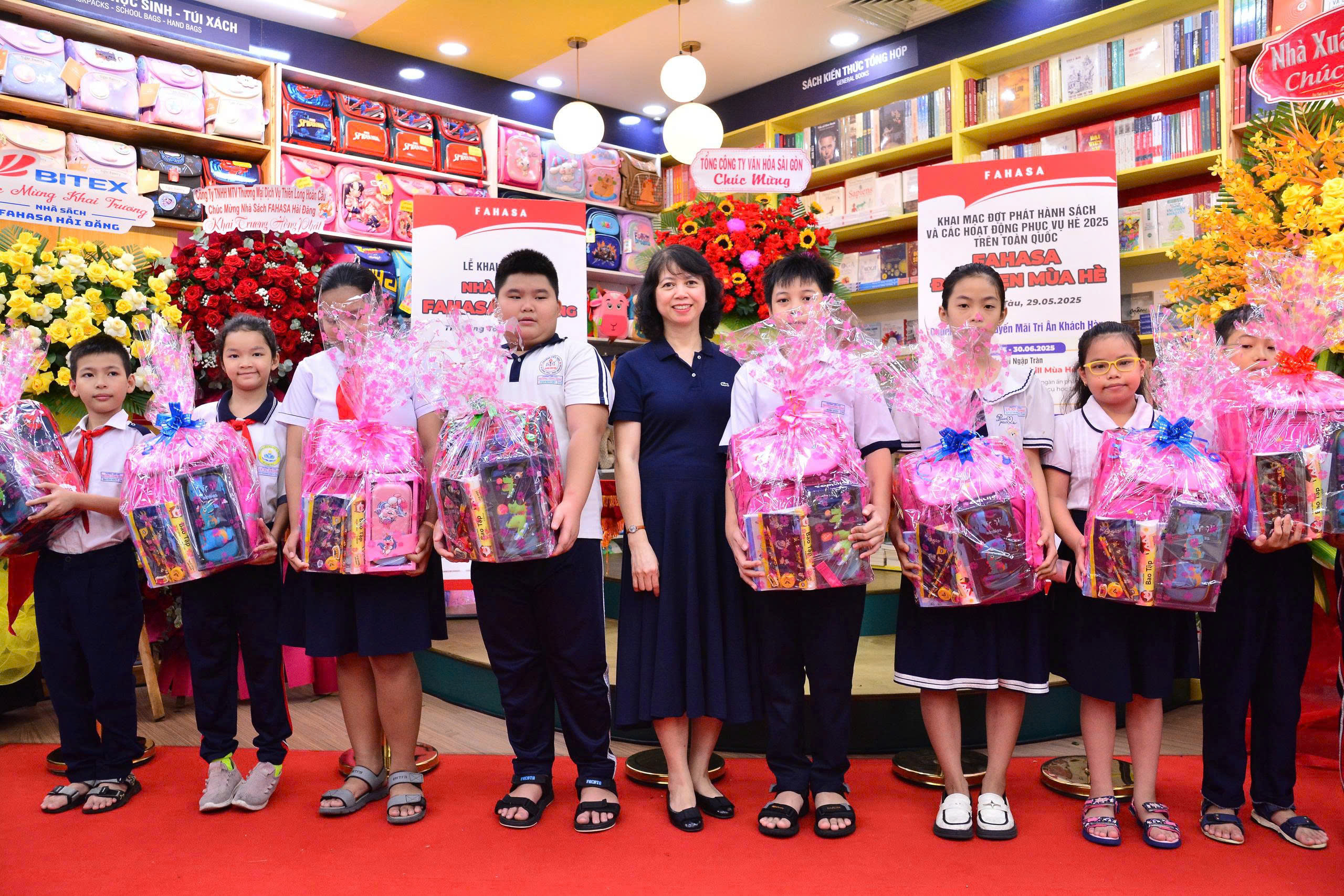 Đại diện FAHASHA tặng quà đến các em học sinh trong chương trình khai mạc hè chiều 29/5. 