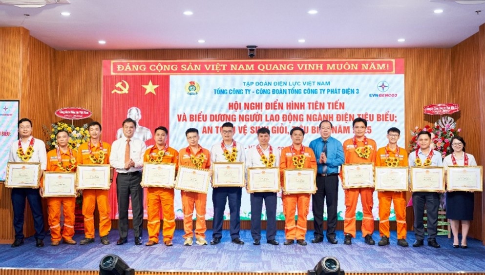 Các cá nhân điển hình tiên tiến nhận Bằng khen của EVN.