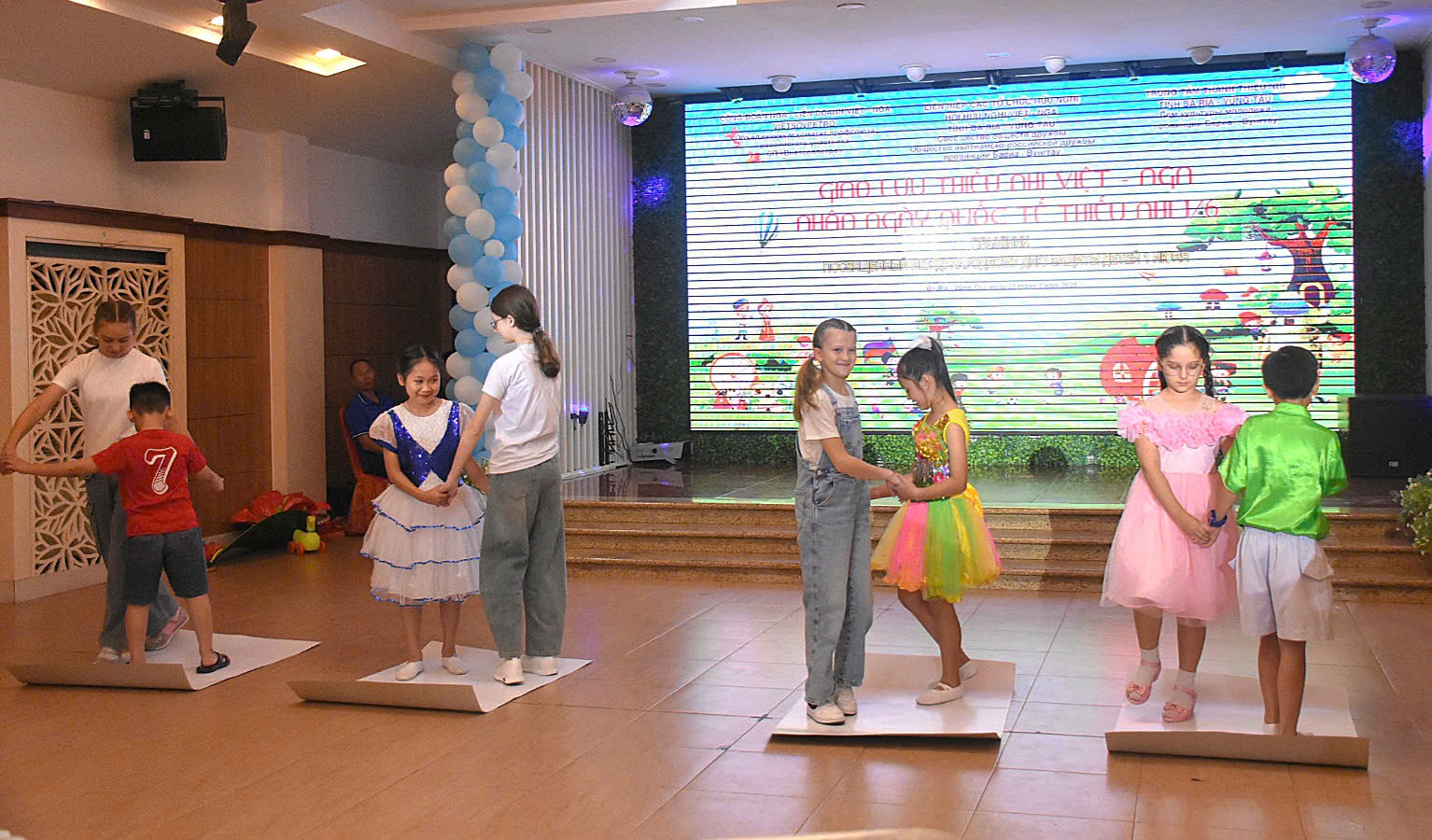 Thiếu nhi 2 nước Việt - Nga cùng giao lưu, tham gia trò chơi.