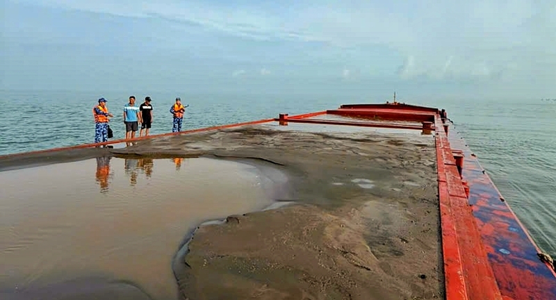 Cảnh sát biển tạm giữ tàu vận chuyển 1.400m³ cát không rõ nguồn gốc