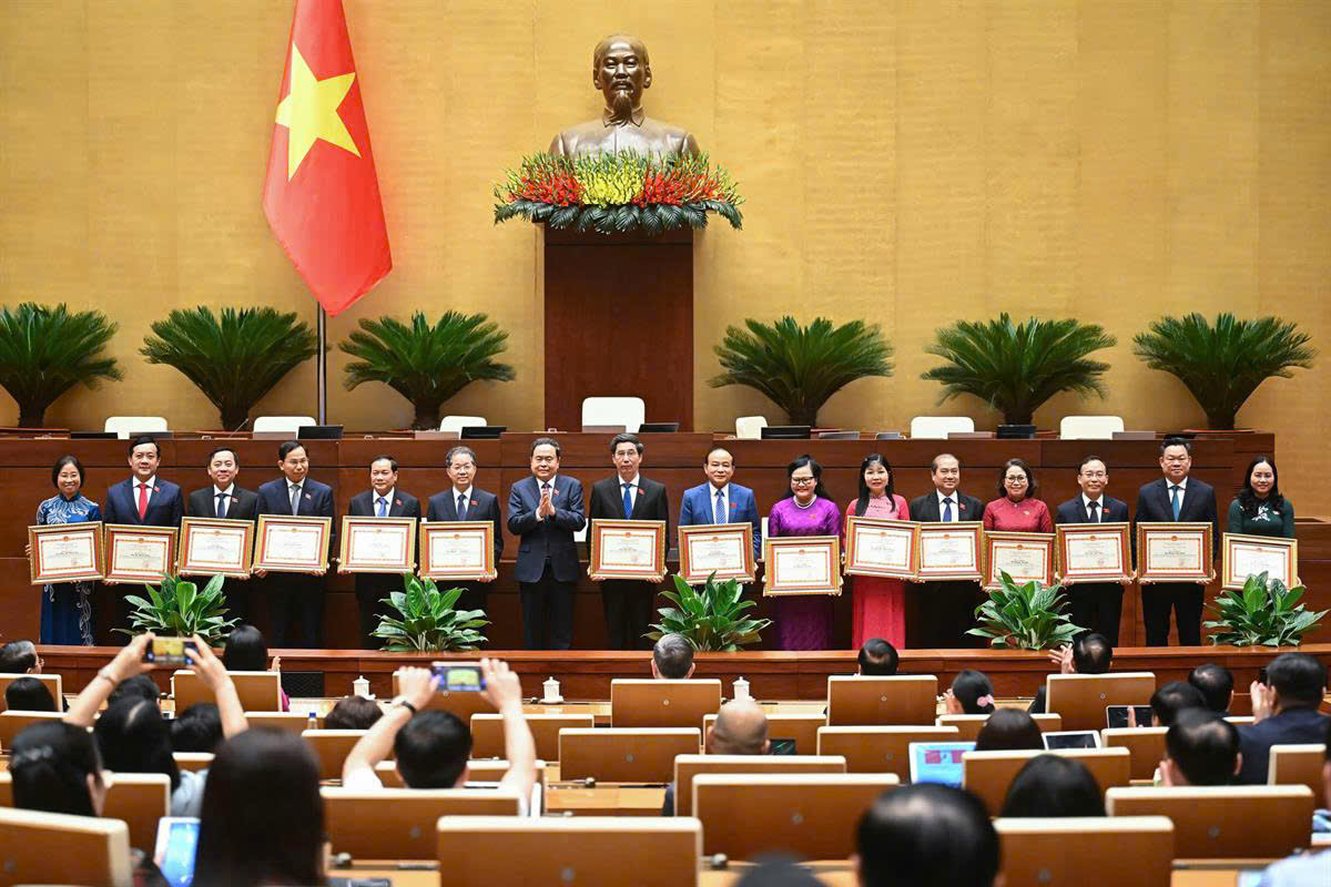 Trao tặng Bằng khen các Trưởng đoàn, Phó Trưởng đoàn chuyên trách Đoàn ĐBQH