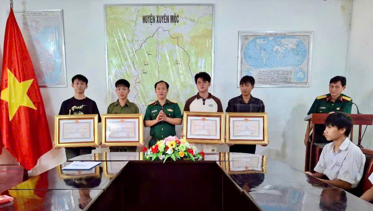 Trao Huy chương Chiến sĩ vẻ vang cho 9 quân nhân