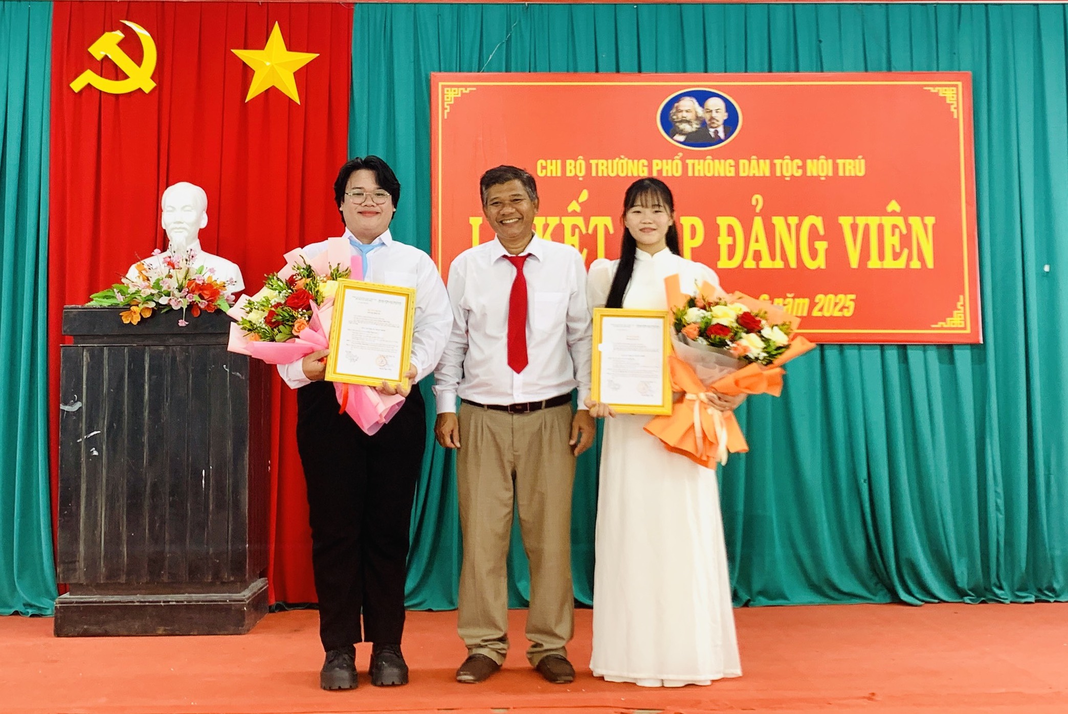 Trường THPT Dân tộc Nội trú kết nạp đảng 2 học sinh ưu tú
