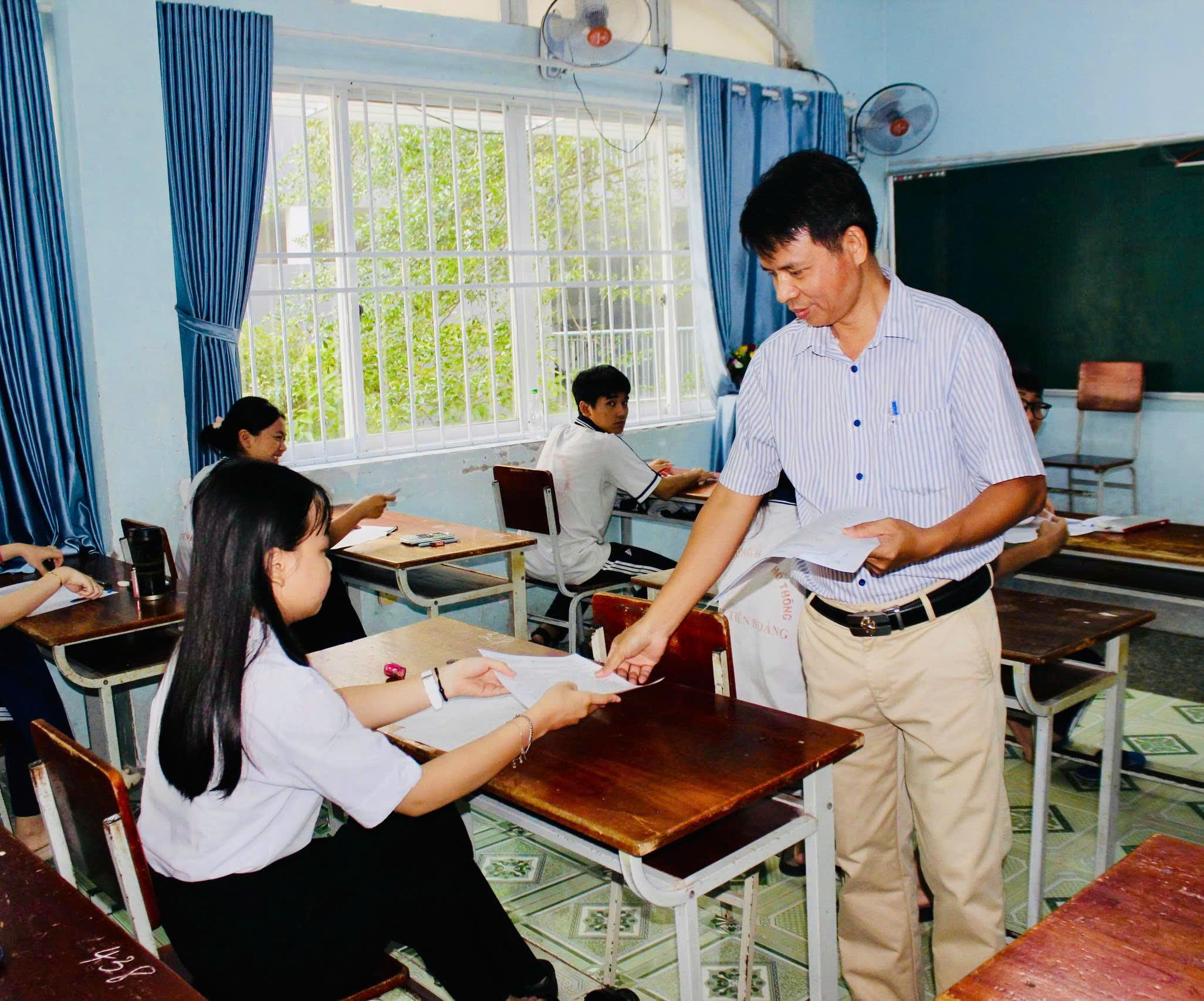 Kỳ thi thử lần 2 được các trường THPT trên địa bàn tỉnh tổ chức như một kỳ thi thật.  Trong ảnh: Trường THPT Đinh Tiên Hoàng tổ chức thi thử lần 2 một cách nghiêm túc, theo đúng quy chế thi.