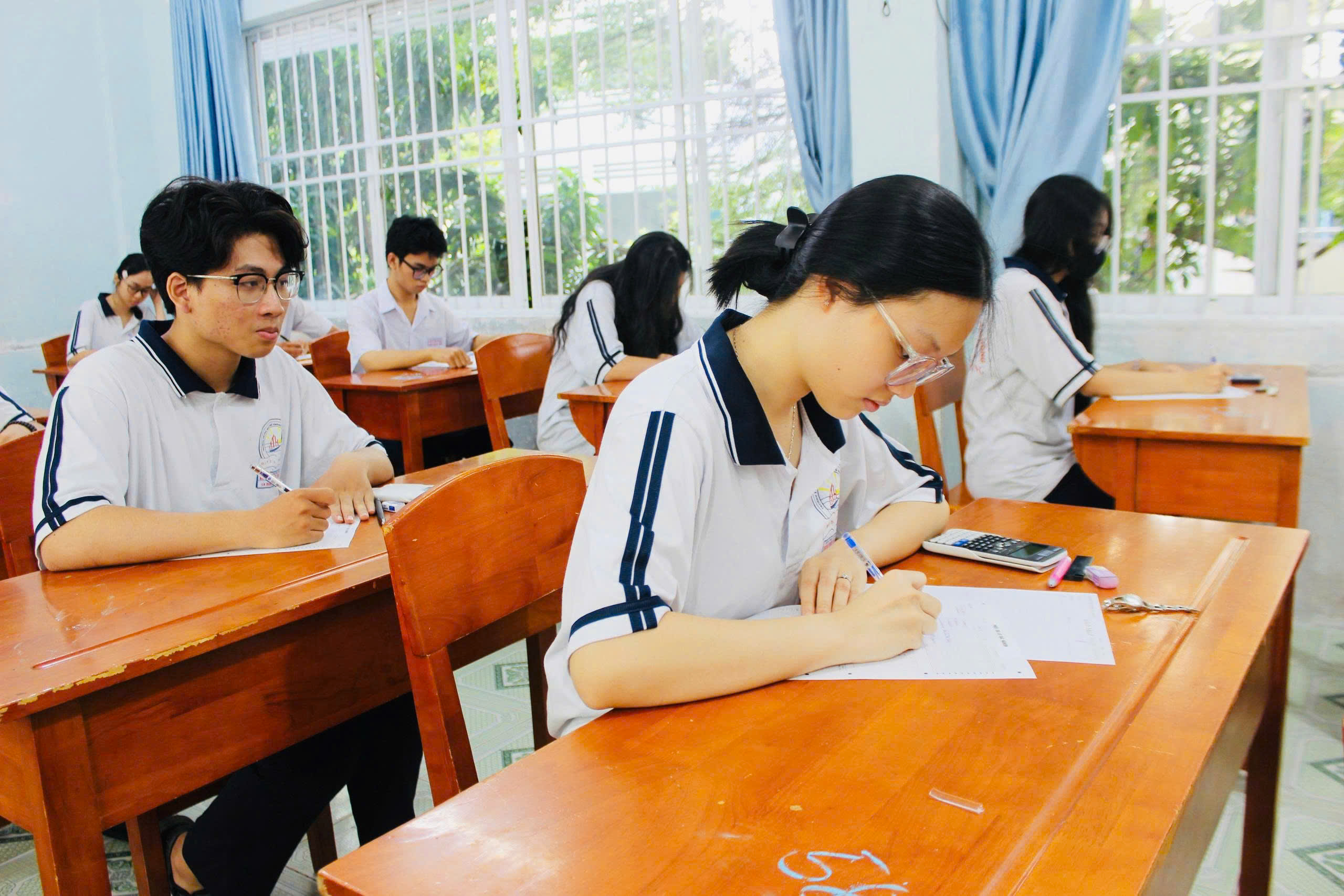 Thí sinh dự thi tại điểm thi THPT Đinh Tiên Hoàng,