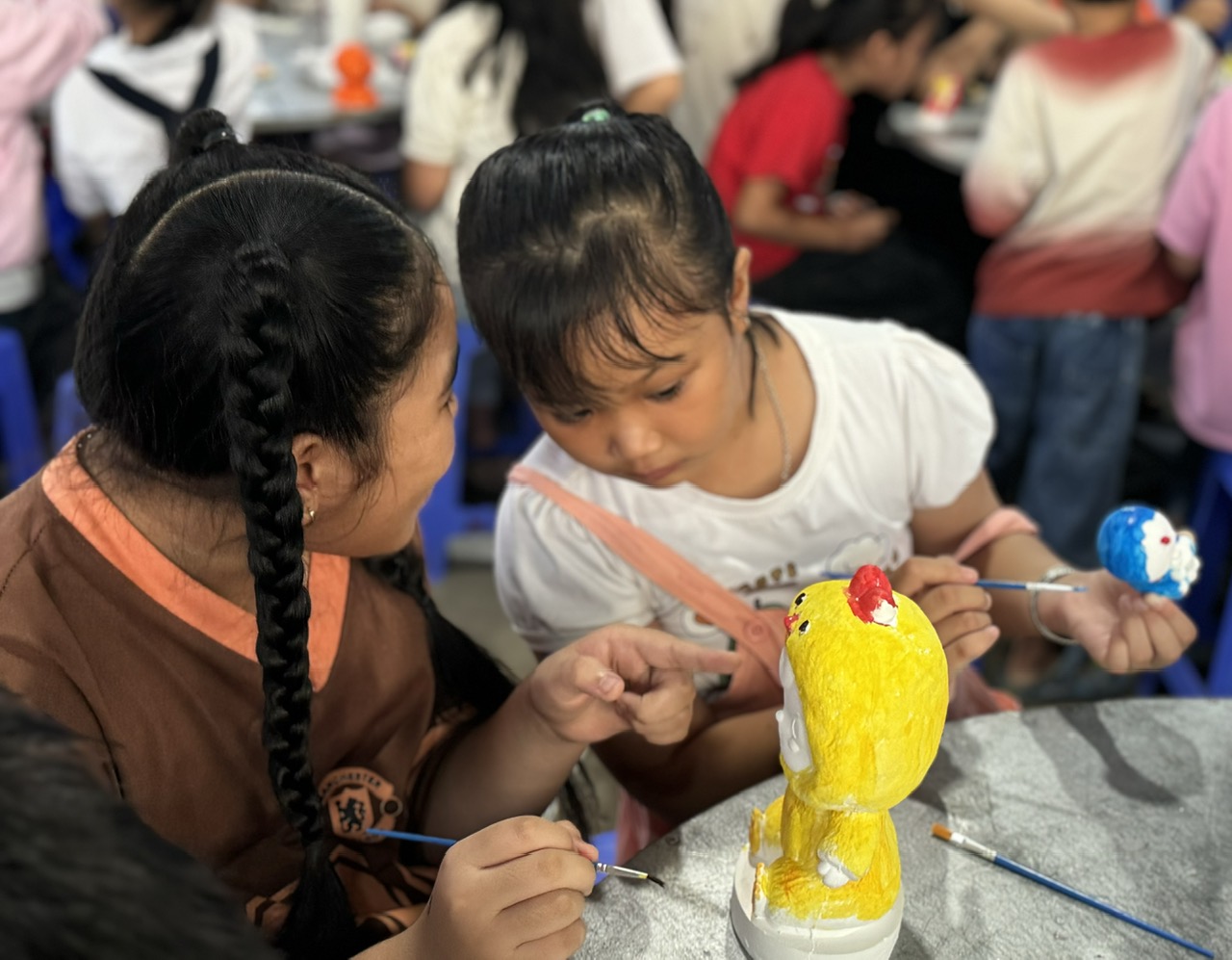 Các bé say mê tô tượng.