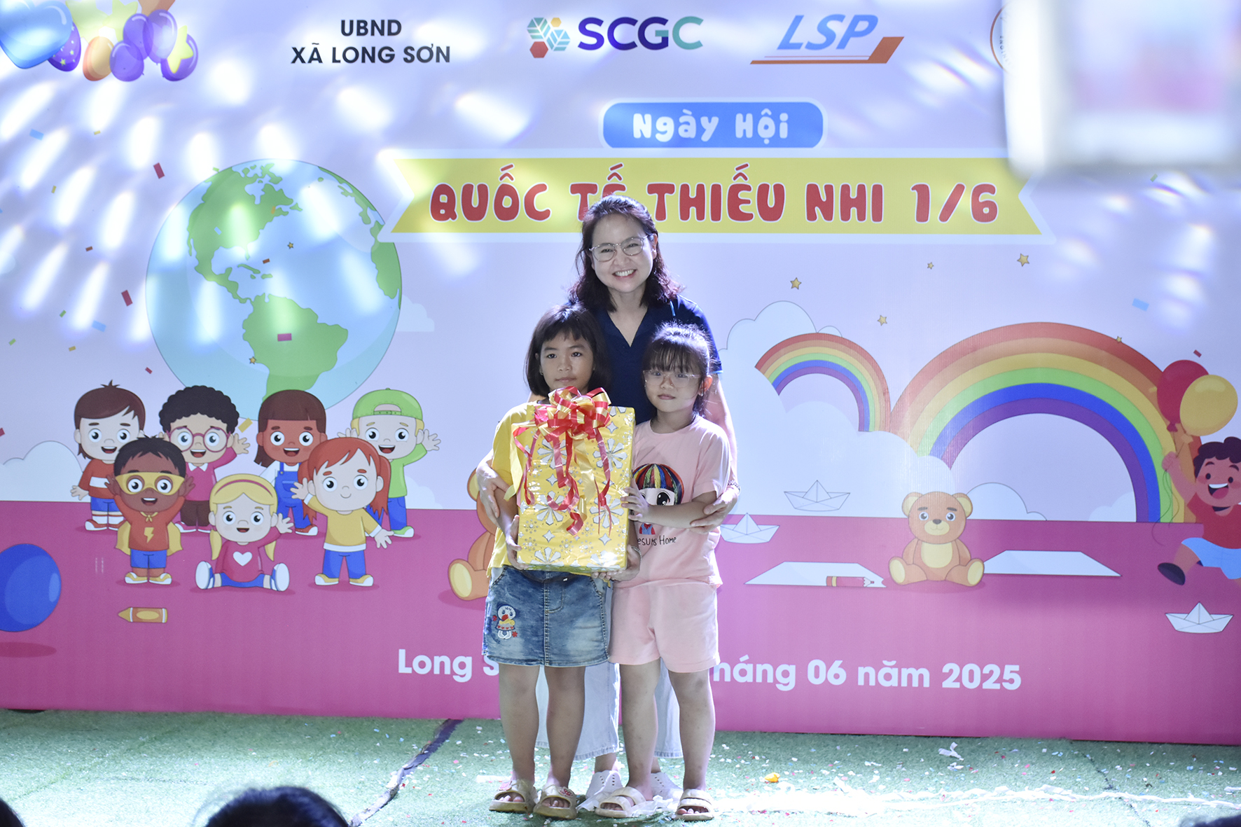Bà Nattinee Amornpong, Giám đốc Tài chính LSP trao giải Nhất cho các em thiếu nhi thôn 2 trong phần thi tô tượng.