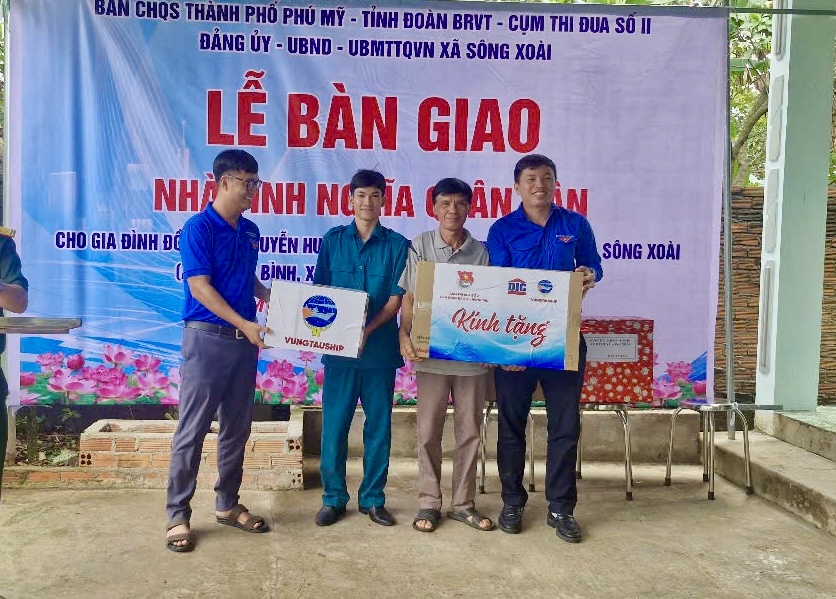 Các đơn vị, nhà tài trợ tặng quà cho gia đình ông Nguyễn Huy Thục, Dân quân thường trực Ban CHQS xã Sông Xoài tại lễ bàn giao.