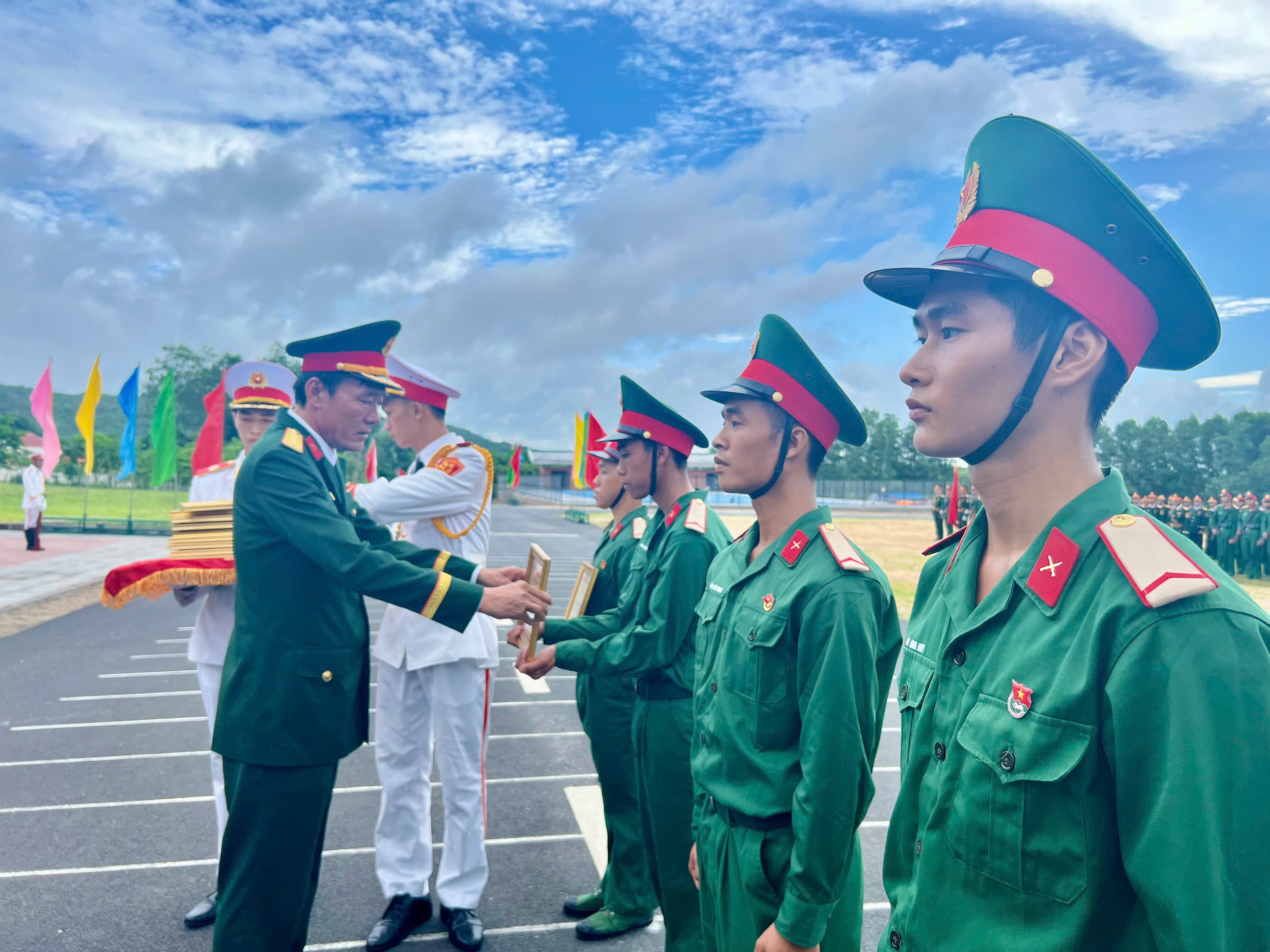 Trung đoàn Minh Đạm khen thưởng các tập thể, cá nhân có thành tích xuất sắc trong công tác huấn luyện.