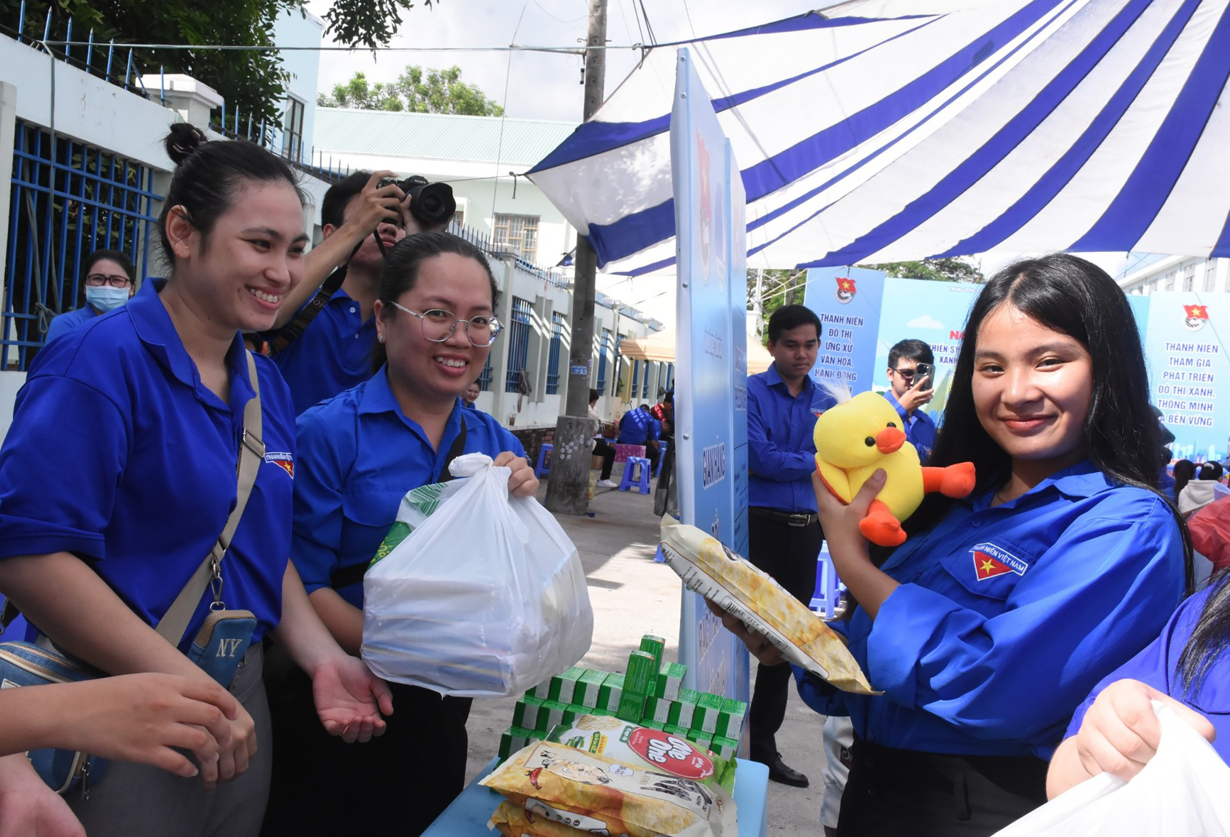 Đoàn viên, thanh niên hào hứng tham gia gian hàng “Đổi rác thải lấy quà tặng” do Tỉnh Đoàn - Hội LHTN Việt Nam tỉnh tổ chức.