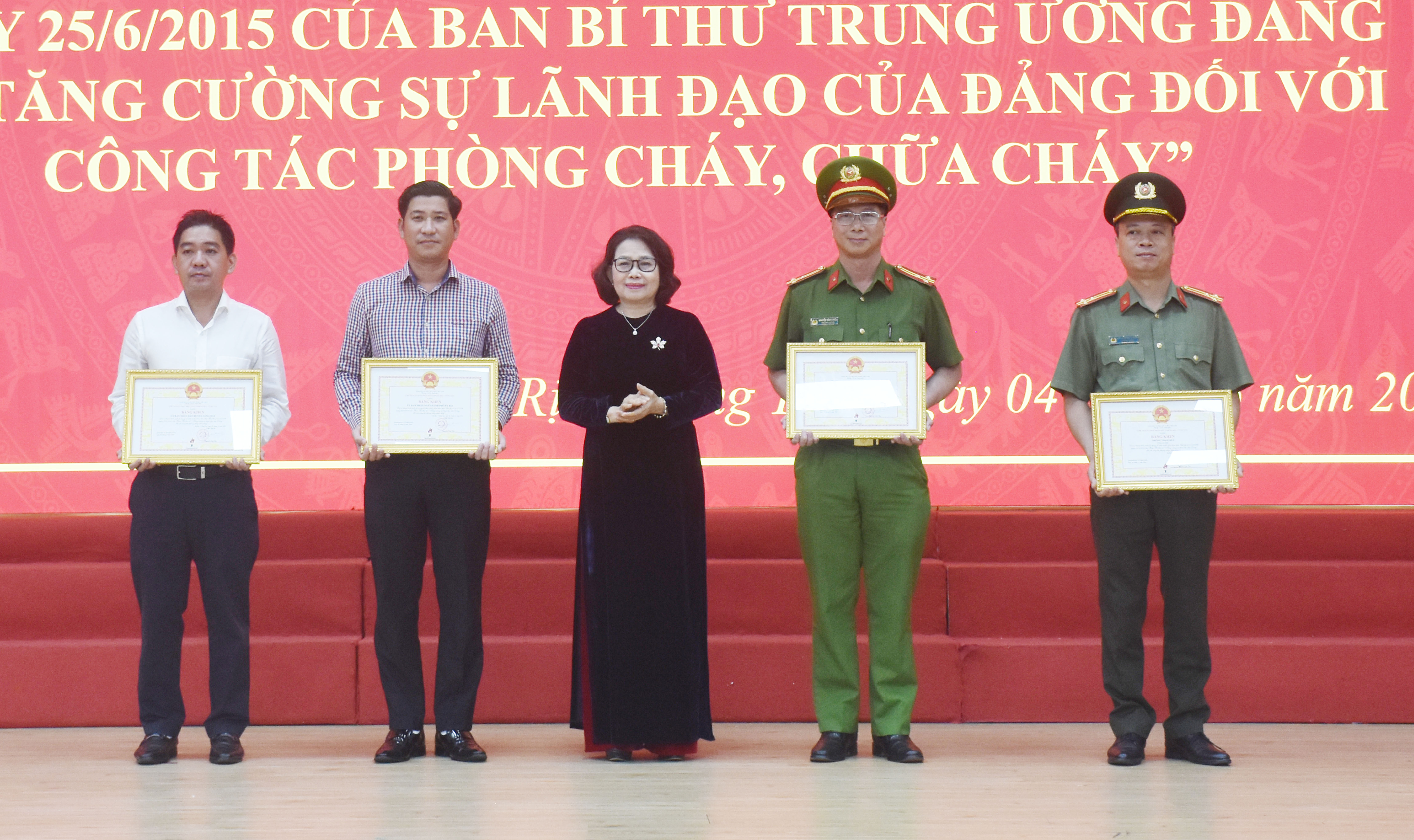 Bà Nguyễn Thị Yến, Phó Bí thư Thường trực Tỉnh ủy, Trưởng Đoàn ĐBQH tỉnh trao Bằng khen của UBND tỉnh cho các tập thể, cá nhân.