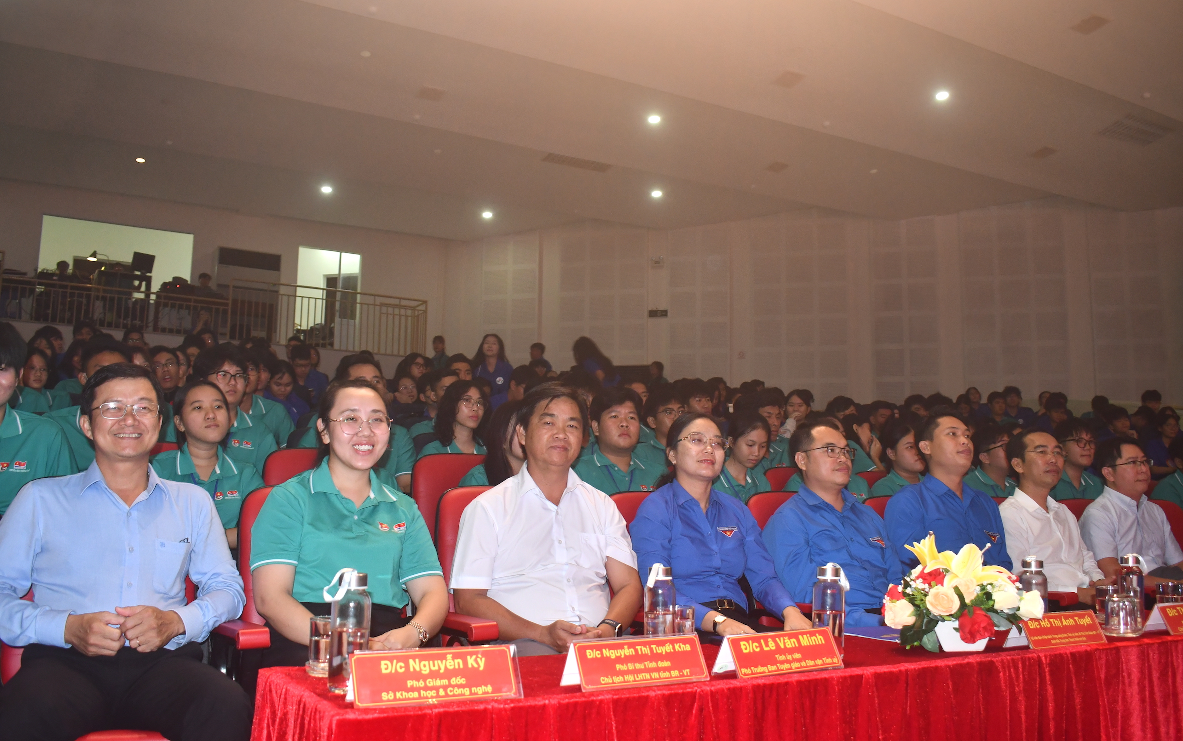 Các đại biểu tham dự chương trình Liên hoan Tuổi trẻ sáng tạo.