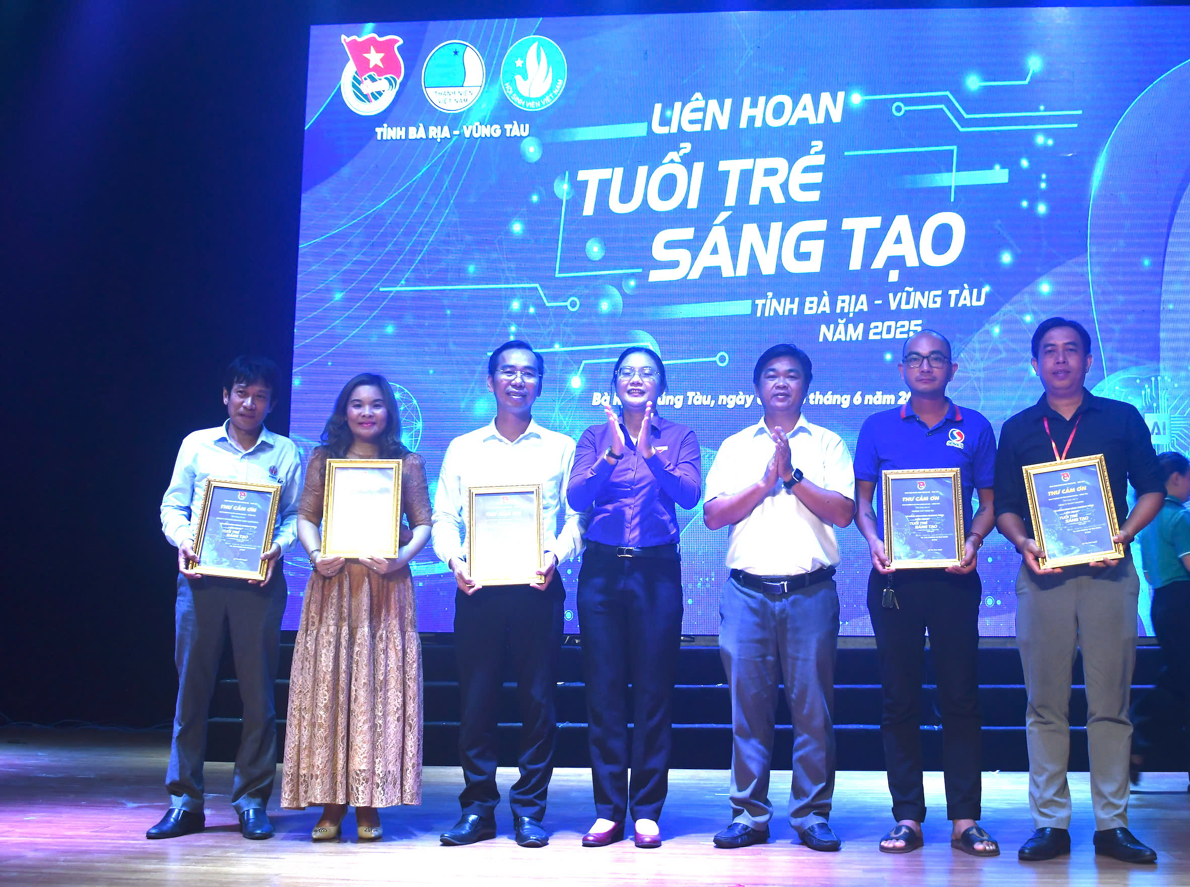 Ông Lê Văn Minh, Phó Ban Tuyên giáo và Dân vận Tỉnh ủy và bà Hồ Thị Ánh Tuyết, Bí thư Tỉnh Đoàn trao thư cảm ơn đến các tổ chức, đơn vị.