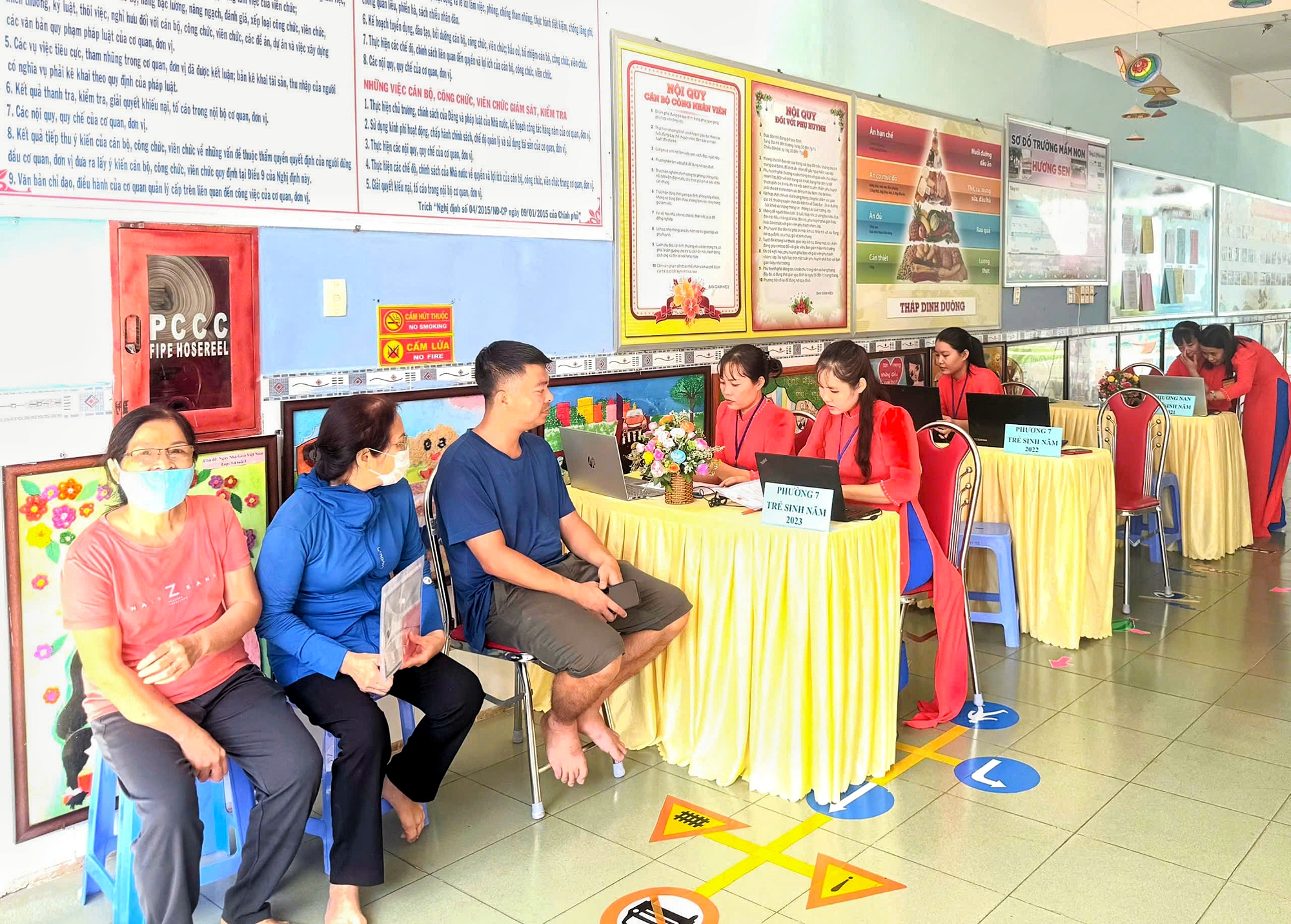 Các trường MN, TH, THCS trên địa bàn TP.Vũng Tàu đang gấp rút thực hiện tuyển sinh đầu cấp. Trong ảnh: Trường MN Hương Sen hỗ trợ phụ huynh nộp hồ sơ tuyển sinh.