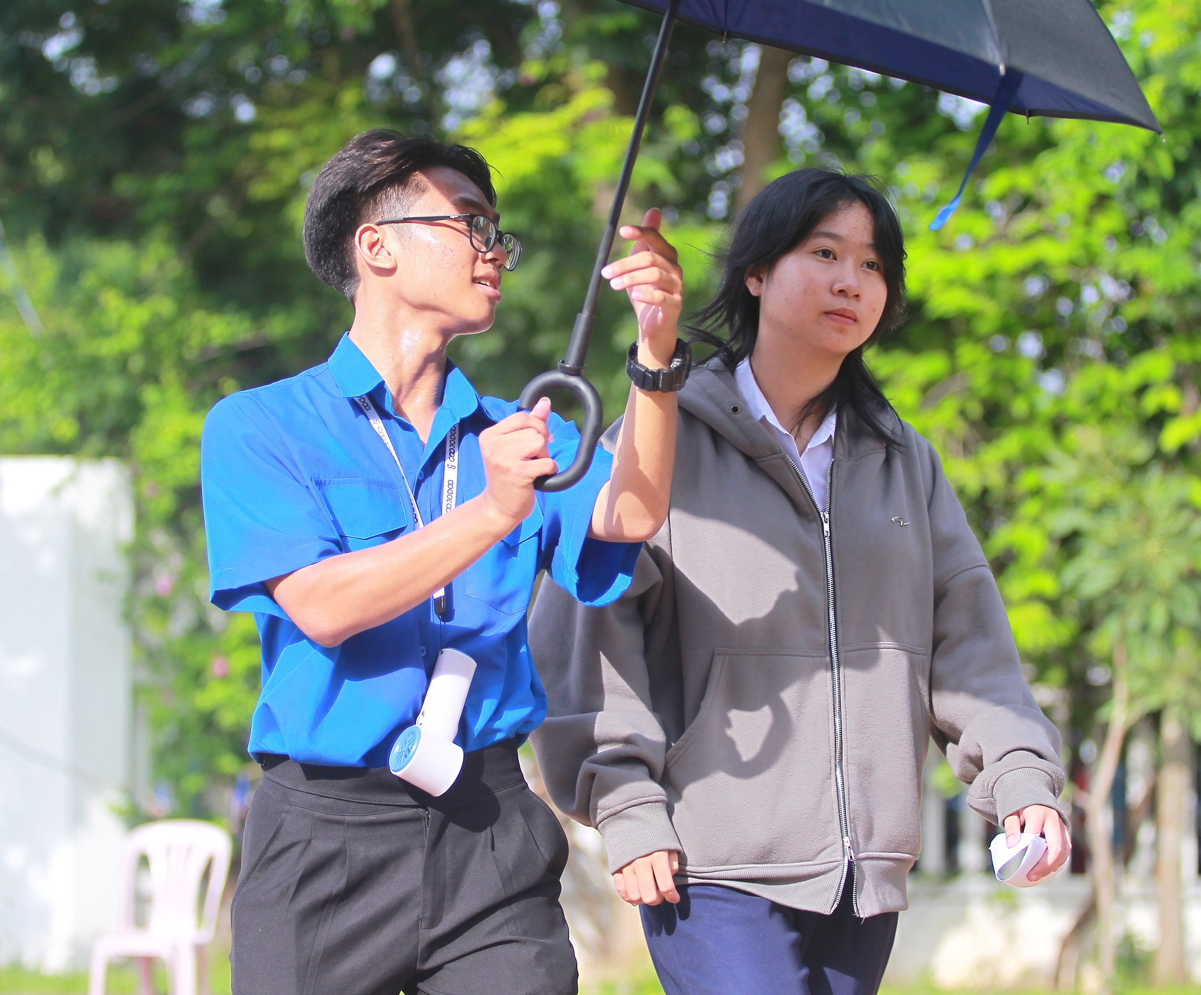 Tình nguyện viên hỗ trợ thí sinh vào phòng thi. 