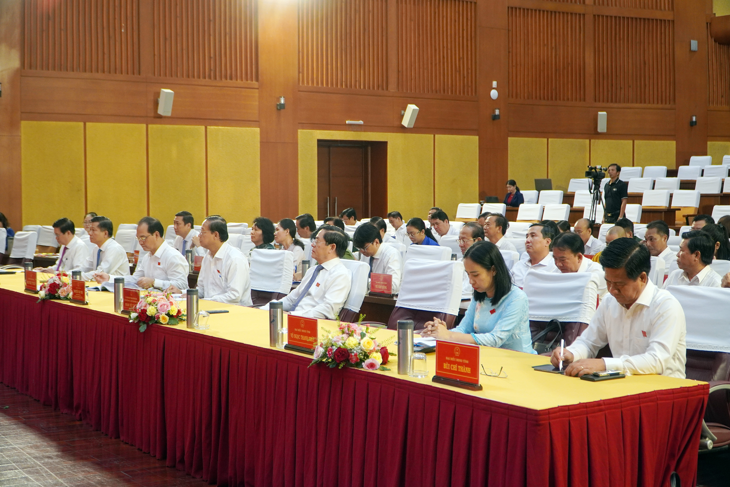 Lãnh đạo tỉnh tham dự kỳ họp.