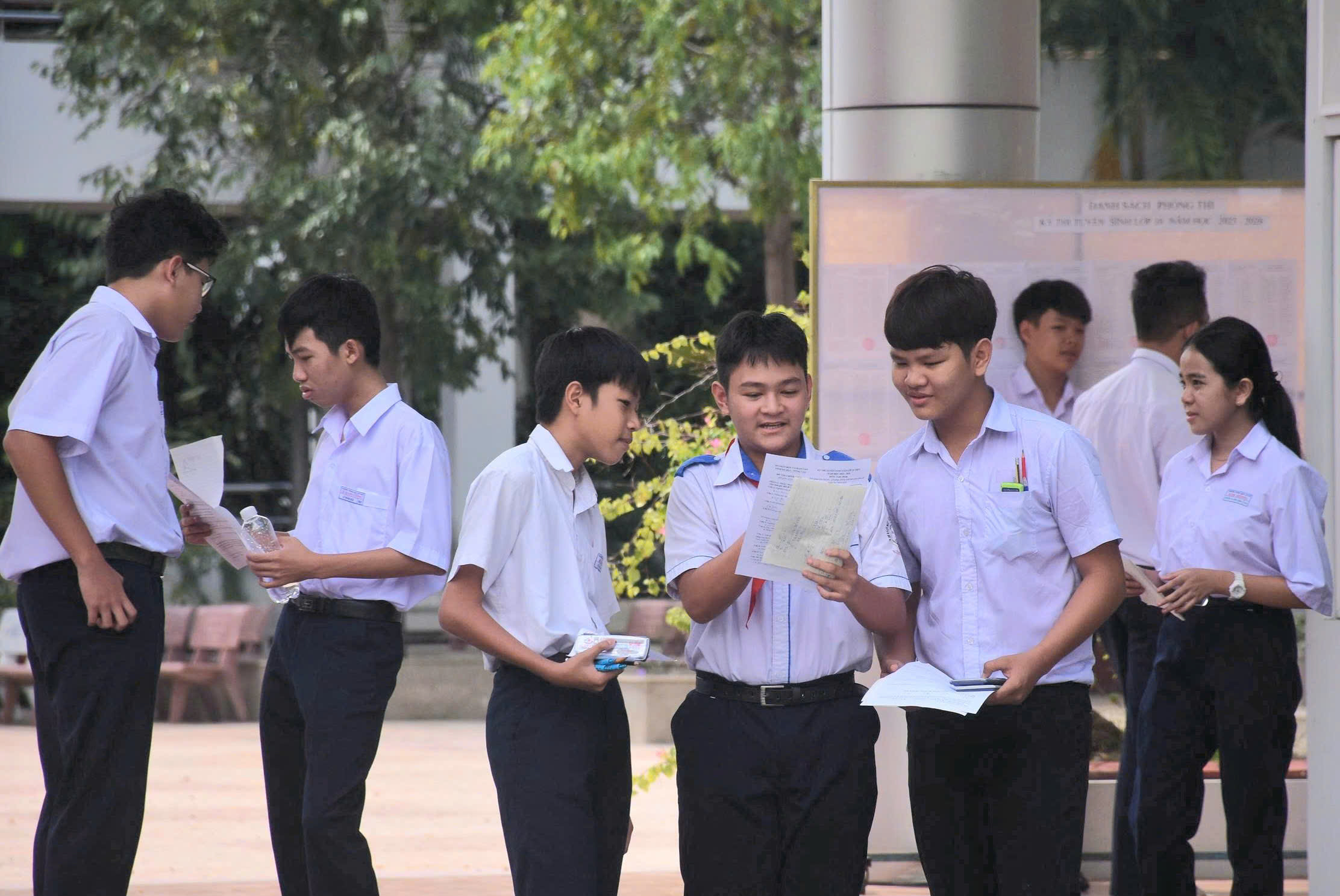 Thí sinh thảo luận sau khi hoàn thành bài thi môn Toán.