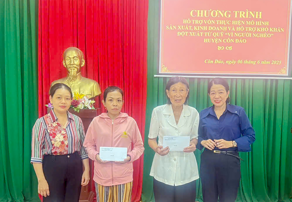 Đại diện UBMTTQ Việt Nam huyện Côn Đảo hỗ trợ vốn tới 2 hộ gia đình.