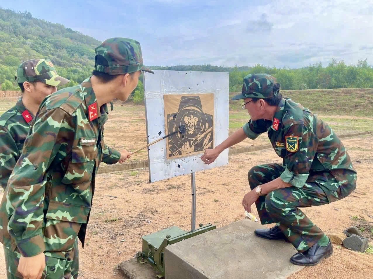  Lãnh đạo Trung đoàn Minh Đạm kiểm tra nội dung bắn đạn thật của lực lượng quân nhân dự bị tại Đại đội 4, Tiểu đoàn 500.