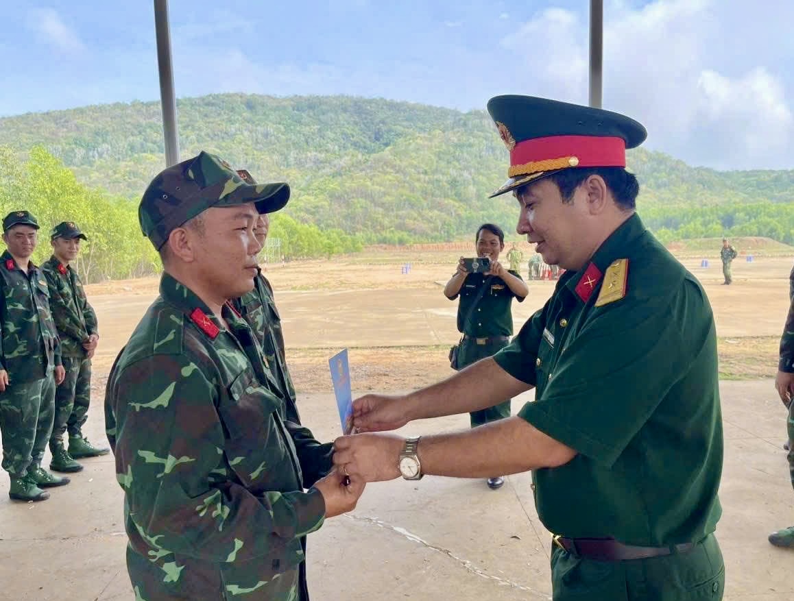 Trung tá Ngô Khánh, Chính ủy Bộ CHQS tỉnh khen thưởng các chiến sĩ quân nhân dự bị tại buổi kiểm tra bắn đạn thật.