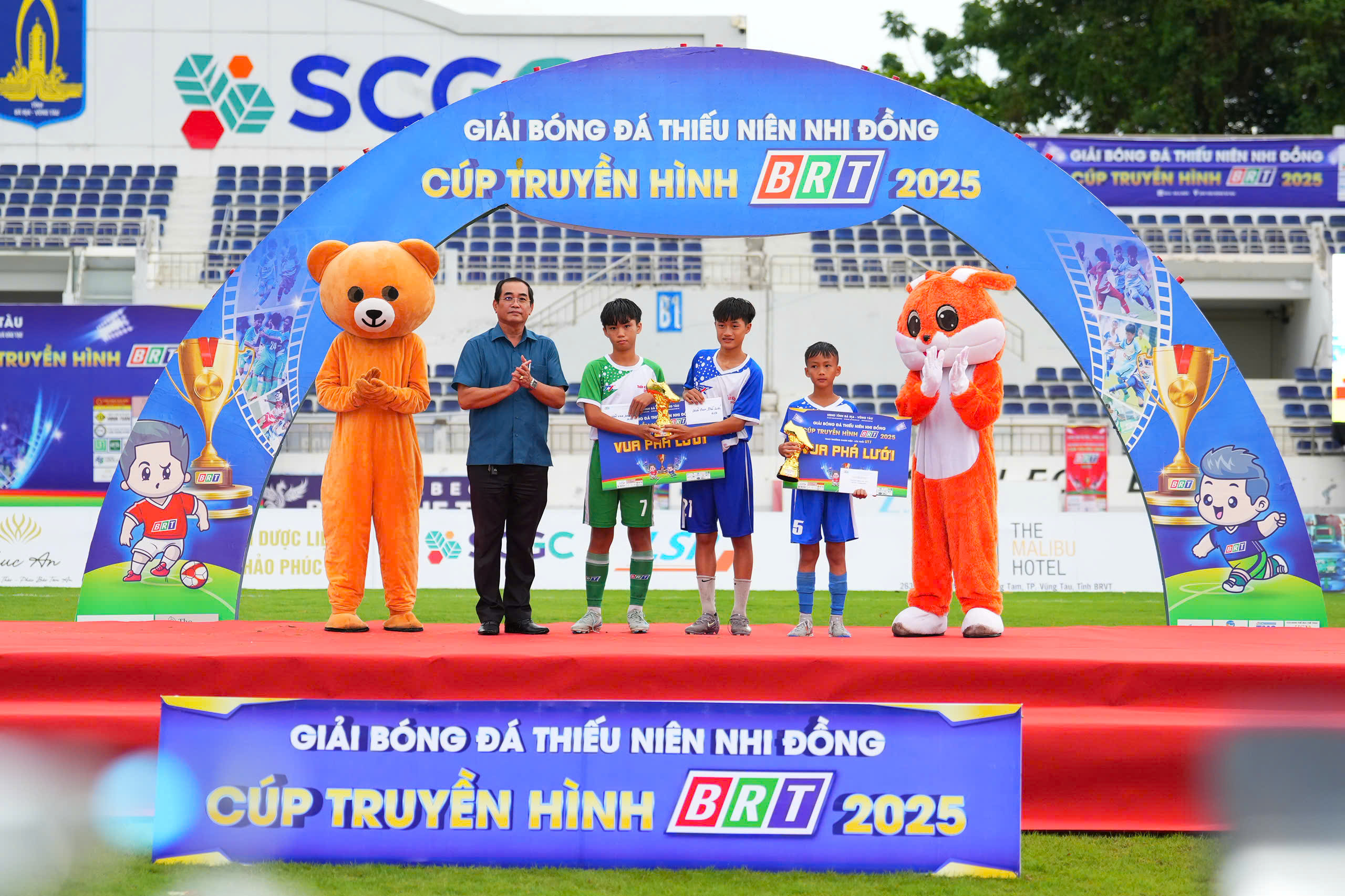 Ban tổ chức trao giải 