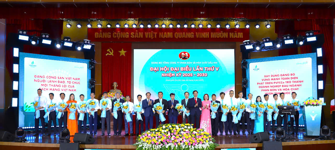 Lãnh đạo Petrovietnam chúc mừng Ban Chấp hành Đảng bộ PVFCCo khóa V, nhiệm kỳ 2025-2030.