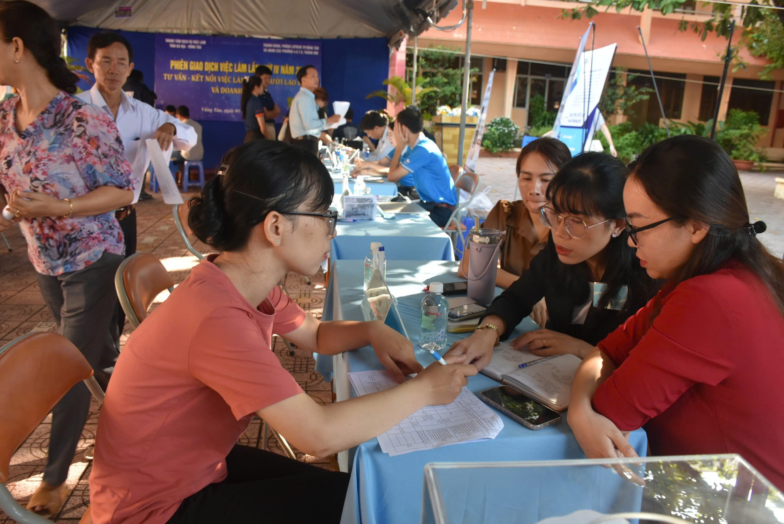 Người lao động tìm hiểu thông tin tuyển dụng trong một phiên giao dịch việc làm do Trung tâm Dịch vụ việc làm tỉnh tổ chức.