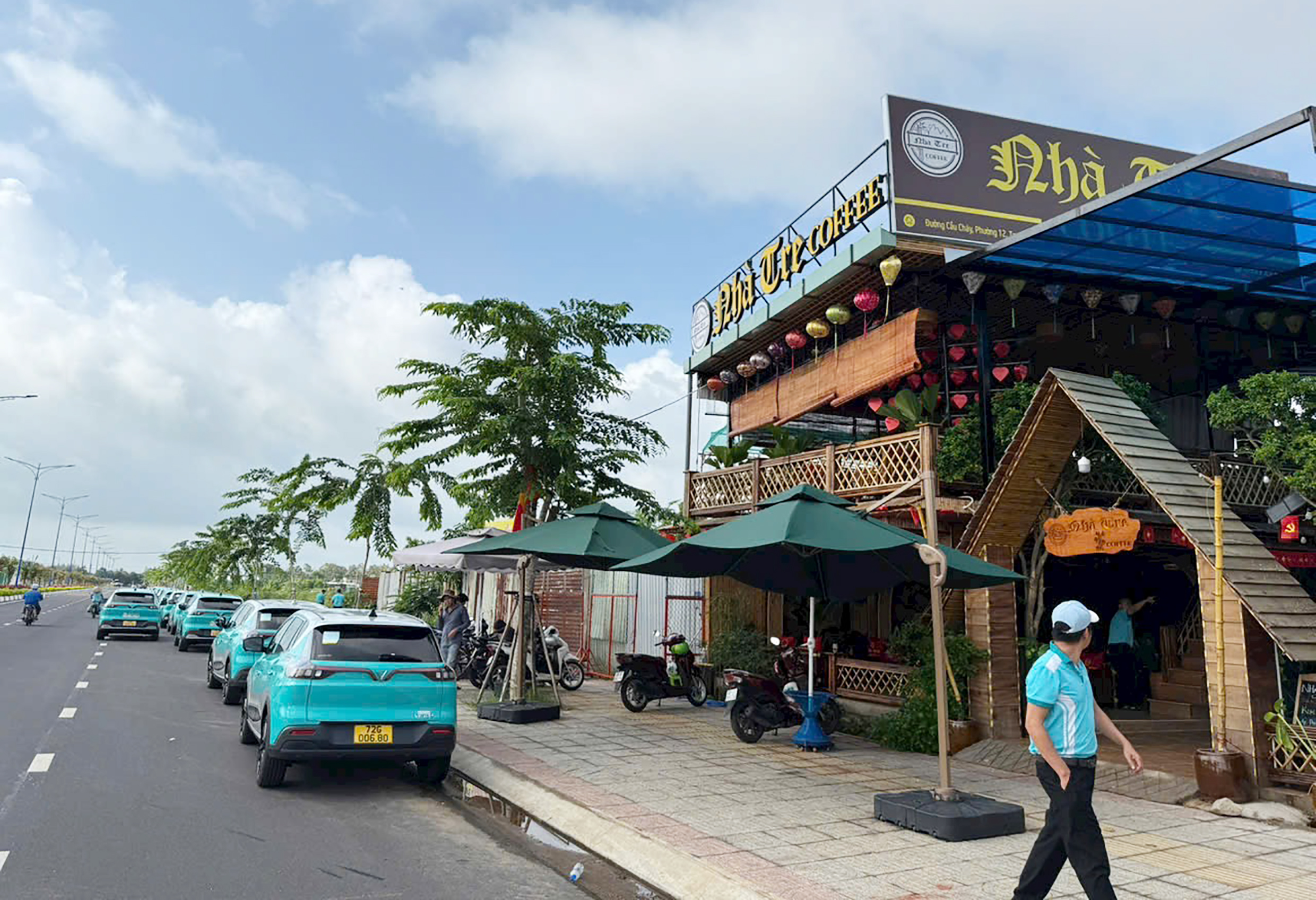 Hai bên đường Cầu Cháy cuộc sống nhộn nhịp hơn khi có đường mới. Trong ảnh: Quán cà phê Nhà Tre trên đường Cầu Cháy.