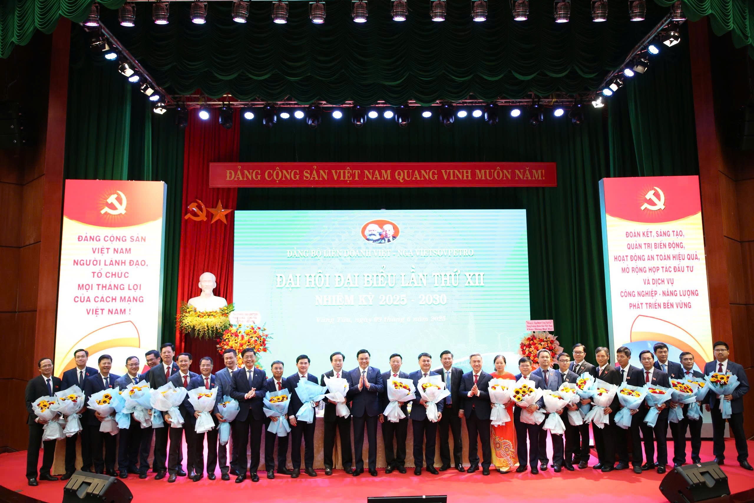 Lãnh đạo tỉnh chụp hình lưu niệm với Ban Chấp hành Đảng bộ nhiệm kỳ mới của Vietsovpetro.