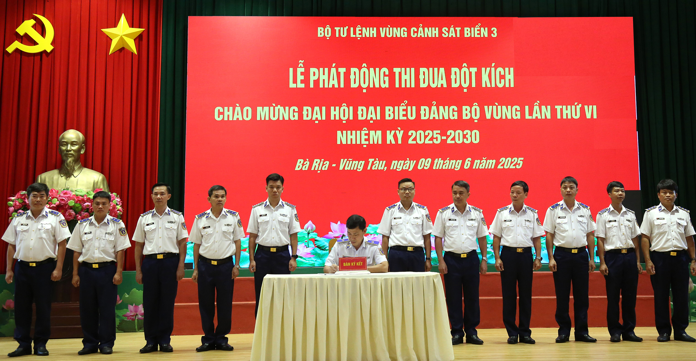 Thiếu tướng Ngô Bình Minh, Tư lệnh Vùng Cảnh sát biển 3 ký công nhận giao ước thi đua giữa các cơ quan, đơn vị.