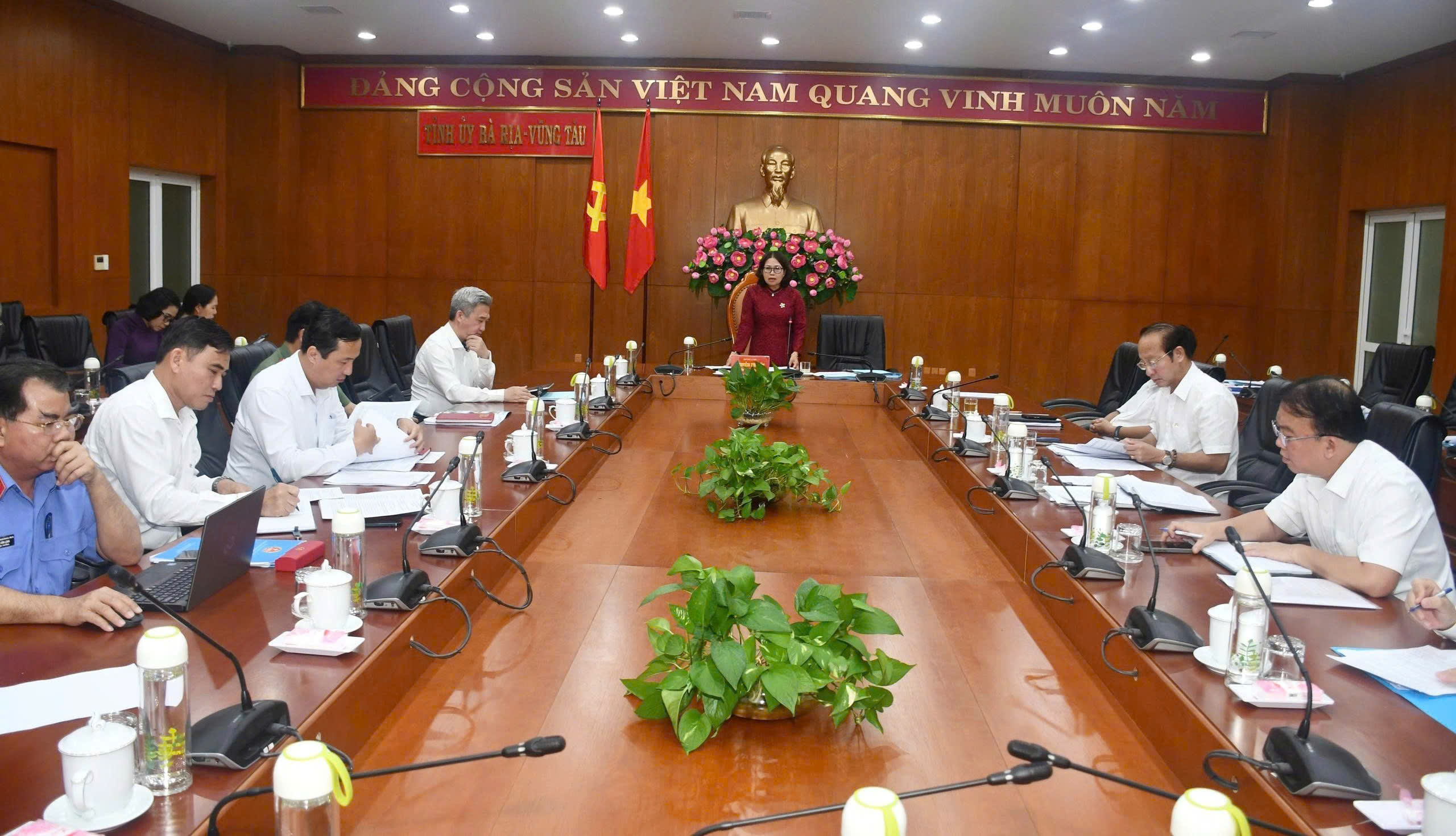 Bà Nguyễn Thị Yến, Phó Bí thư Thường trực Tỉnh ủy, Trưởng Đoàn ĐBQH tỉnh chủ trì hội nghị giao ban.