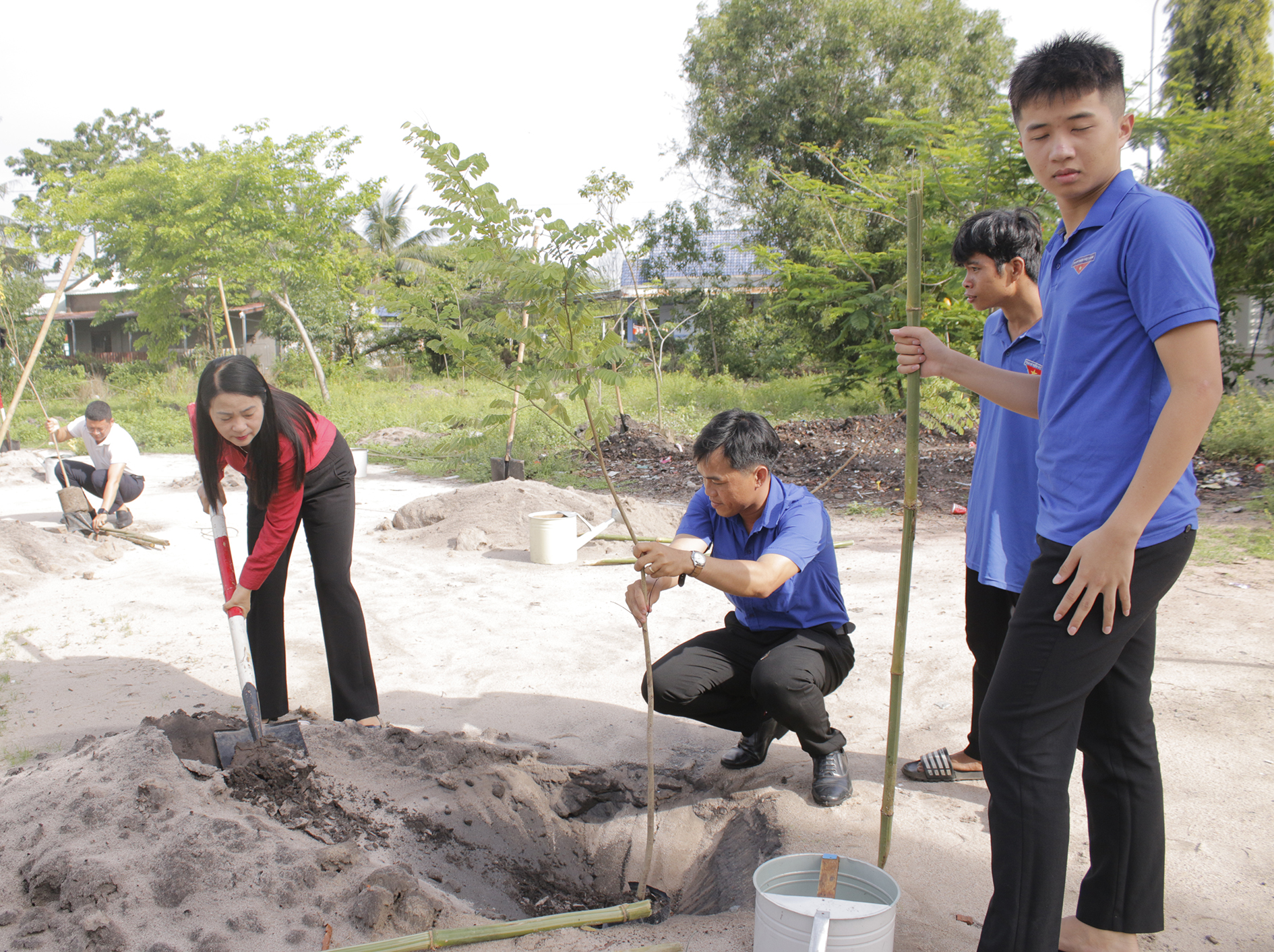 Lãnh đạo huyện Long Đất cùng lực lượng đoàn viên, thanh niên tham gia trồng cây.