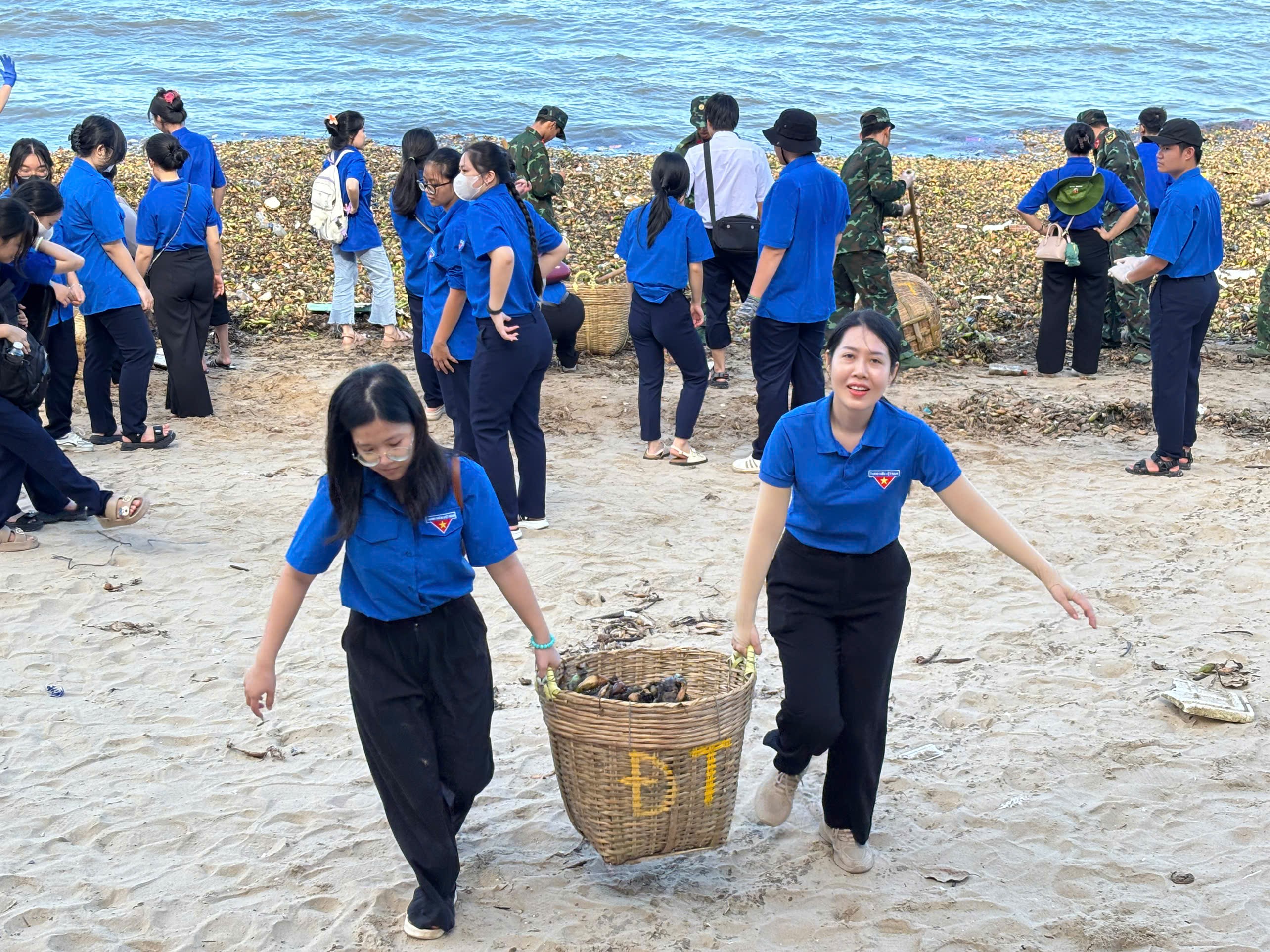 Đoàn viên, thanh niên thu gom rác thải đại dương tại khu vực Bãi Trước (TP.Vũng Tàu).