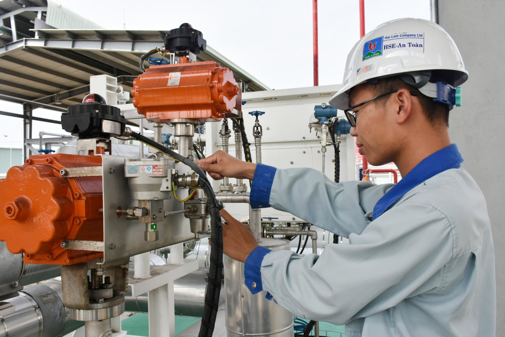 Nhân viên Công ty TNHH Hải Linh vận hành thử nghiệm tại Kho LNG  Hải Linh.