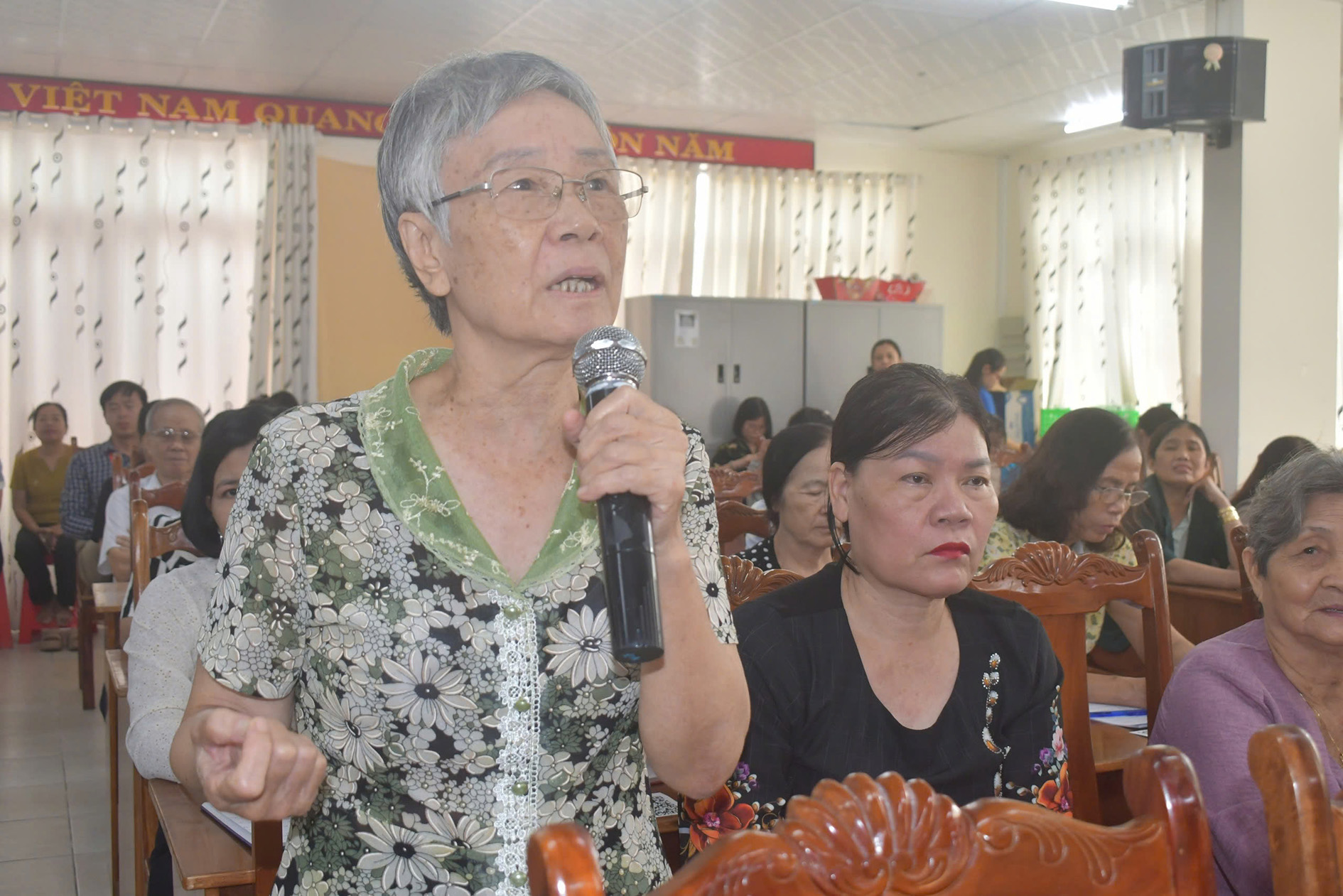 Cử tri Nguyễn Thị Định (phường 1, TP.Vũng Tàu) đề nghị cơ quan chức năng tăng cường kiểm tra, giám sát về an toàn thực phẩm, hàng giả, hàng kém chất lượng để bảo đảm sức khỏe cho người dân. Ảnh: HUYỀN TRANG.