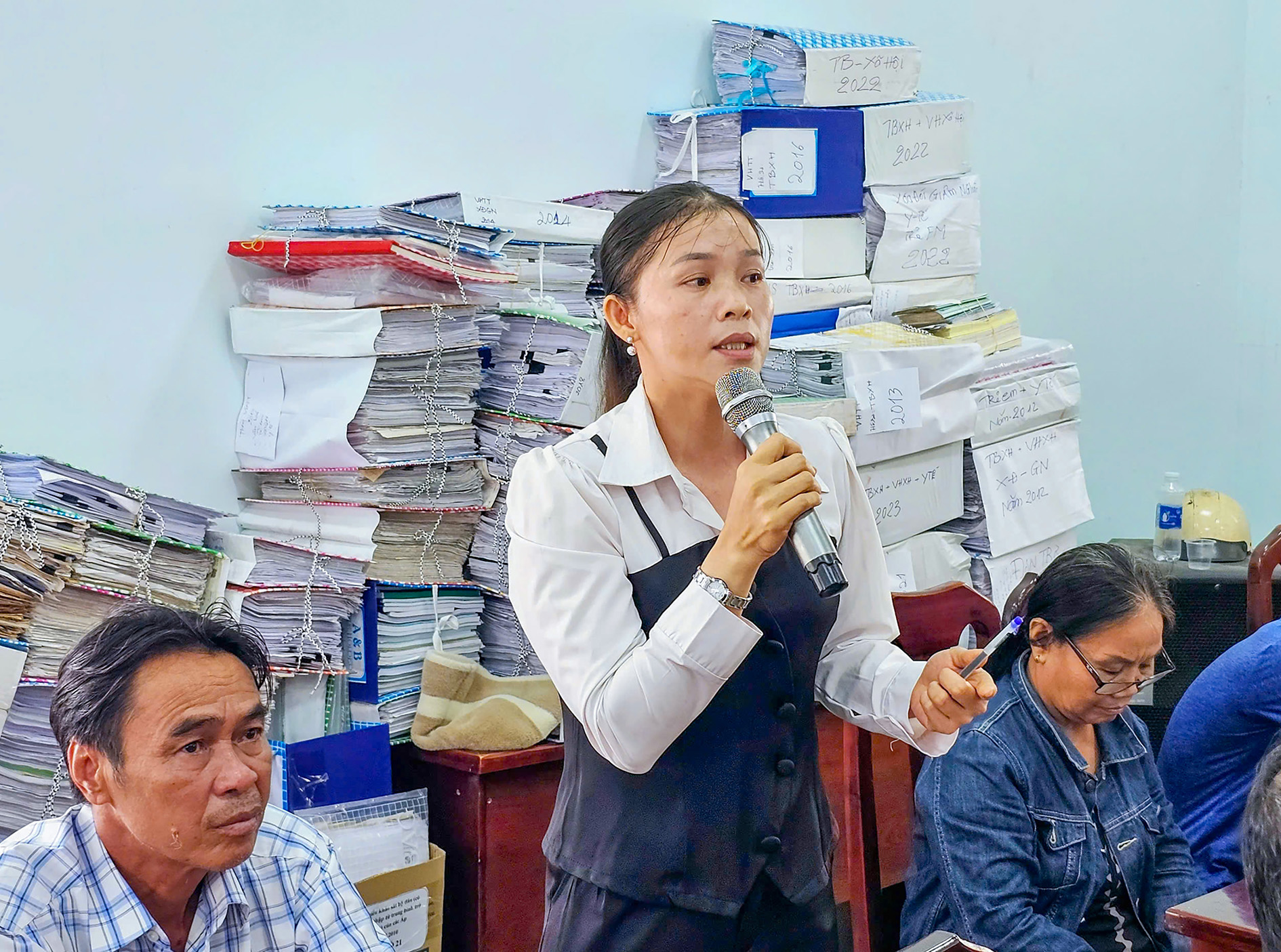 Cử tri Phạm Hồng Vy (ấp Bình Hòa, xã Bình Châu, huyện Xuyên Mộc) kiến nghị hỗ trợ đăng kiểm tàu cá cho người dân. Ảnh: BẢO KHÁNH